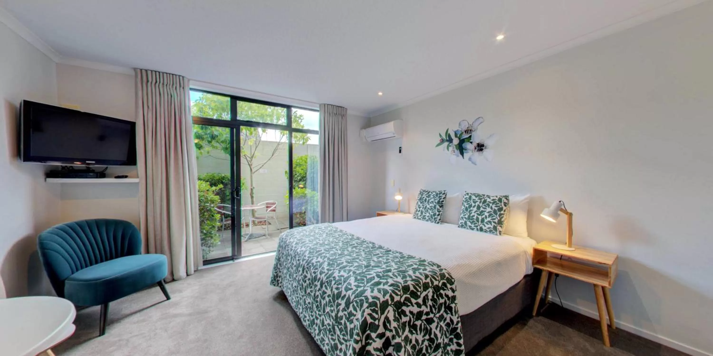 Bed in Alpine Lake Motel