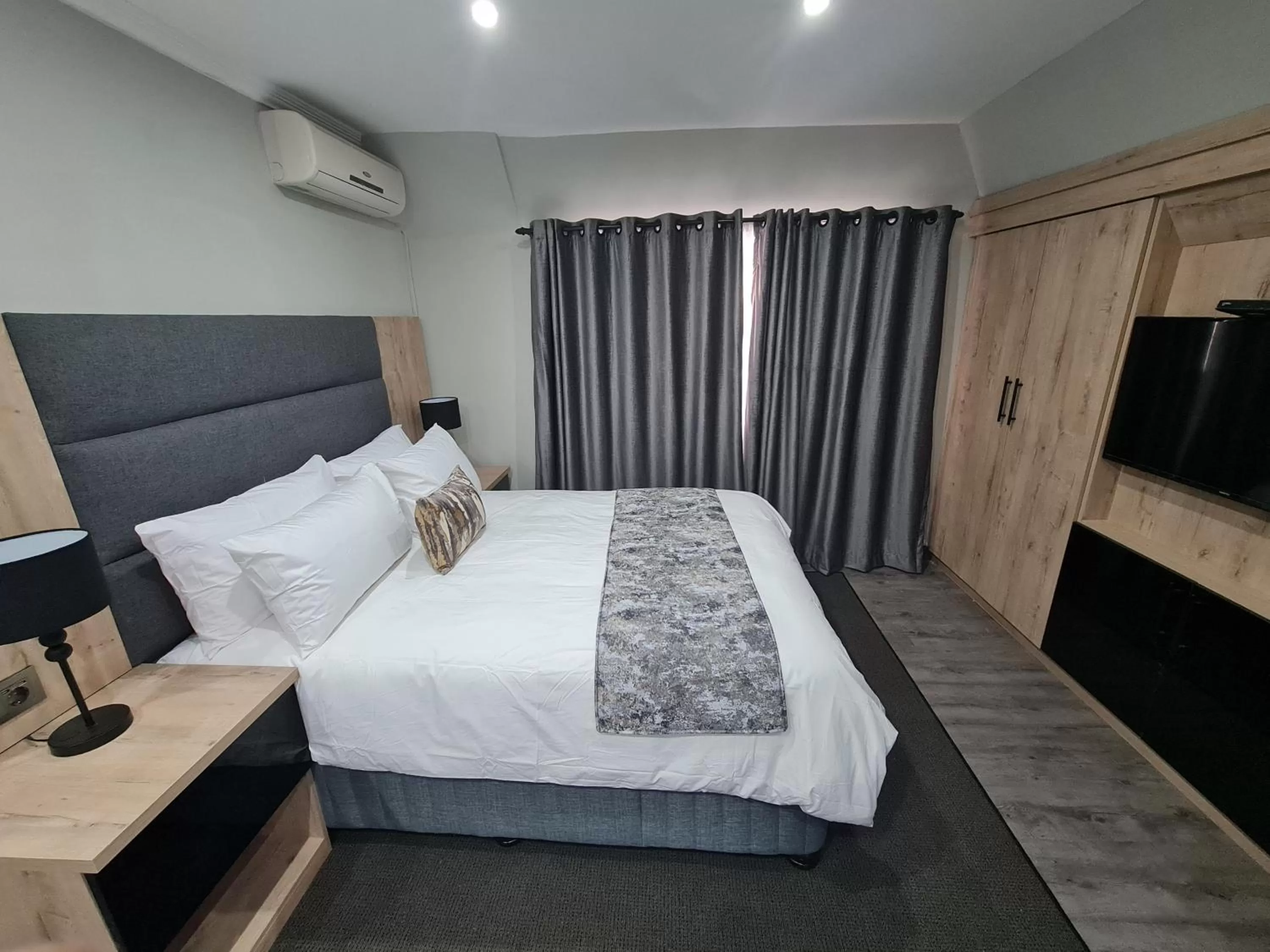 Photo of the whole room, Bed in Luxe on Ridge Boutique Hotel