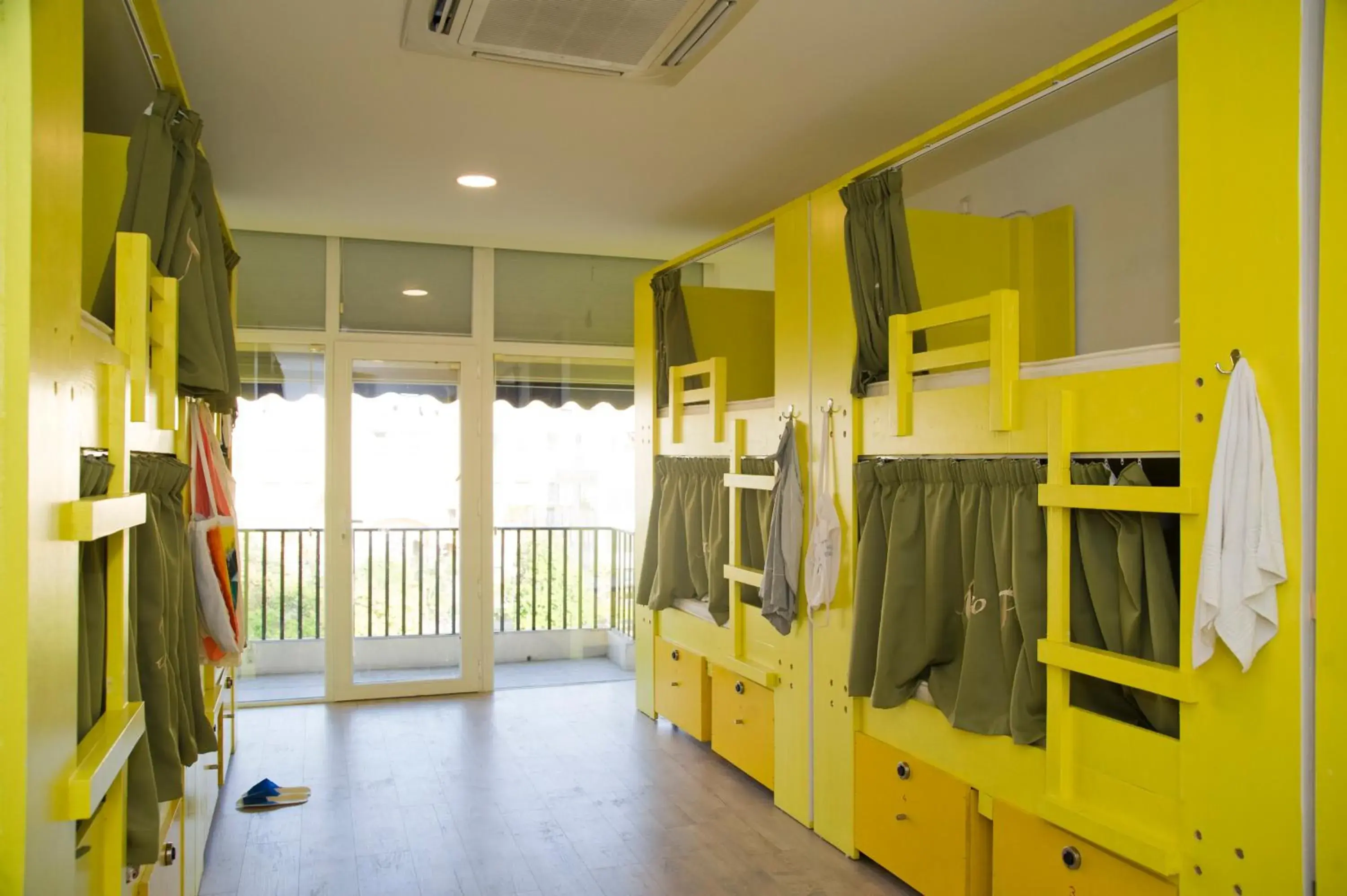 Bed in 12-Bed Mixed Dormitory Room in Marco Polo Party Hostel Bed in 12-Bed Mixed Dormitory Room in Marco Polo Party Hostel