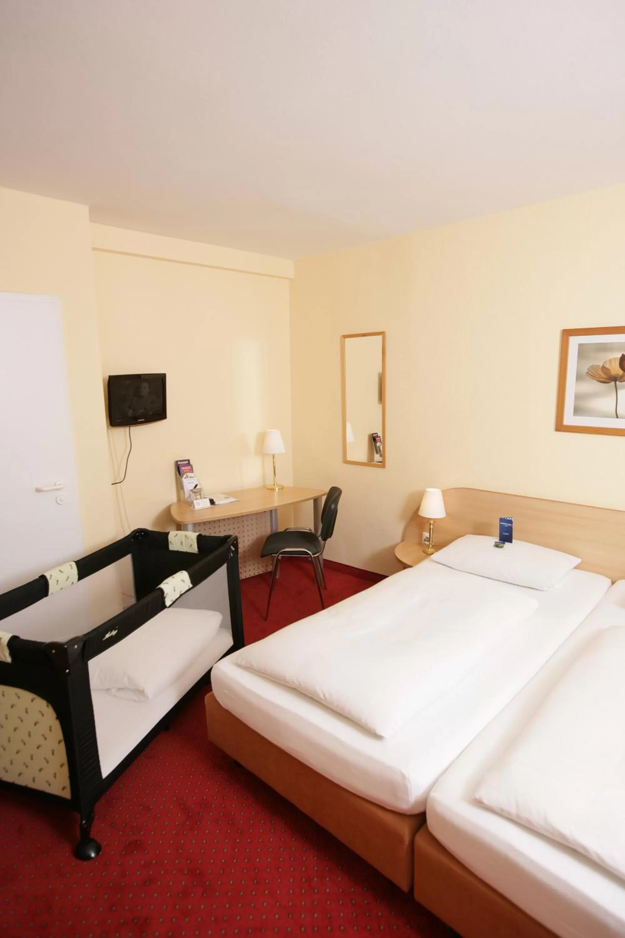 Photo of the whole room, Bed in Comfort Garni Stadtzentrum Hotel