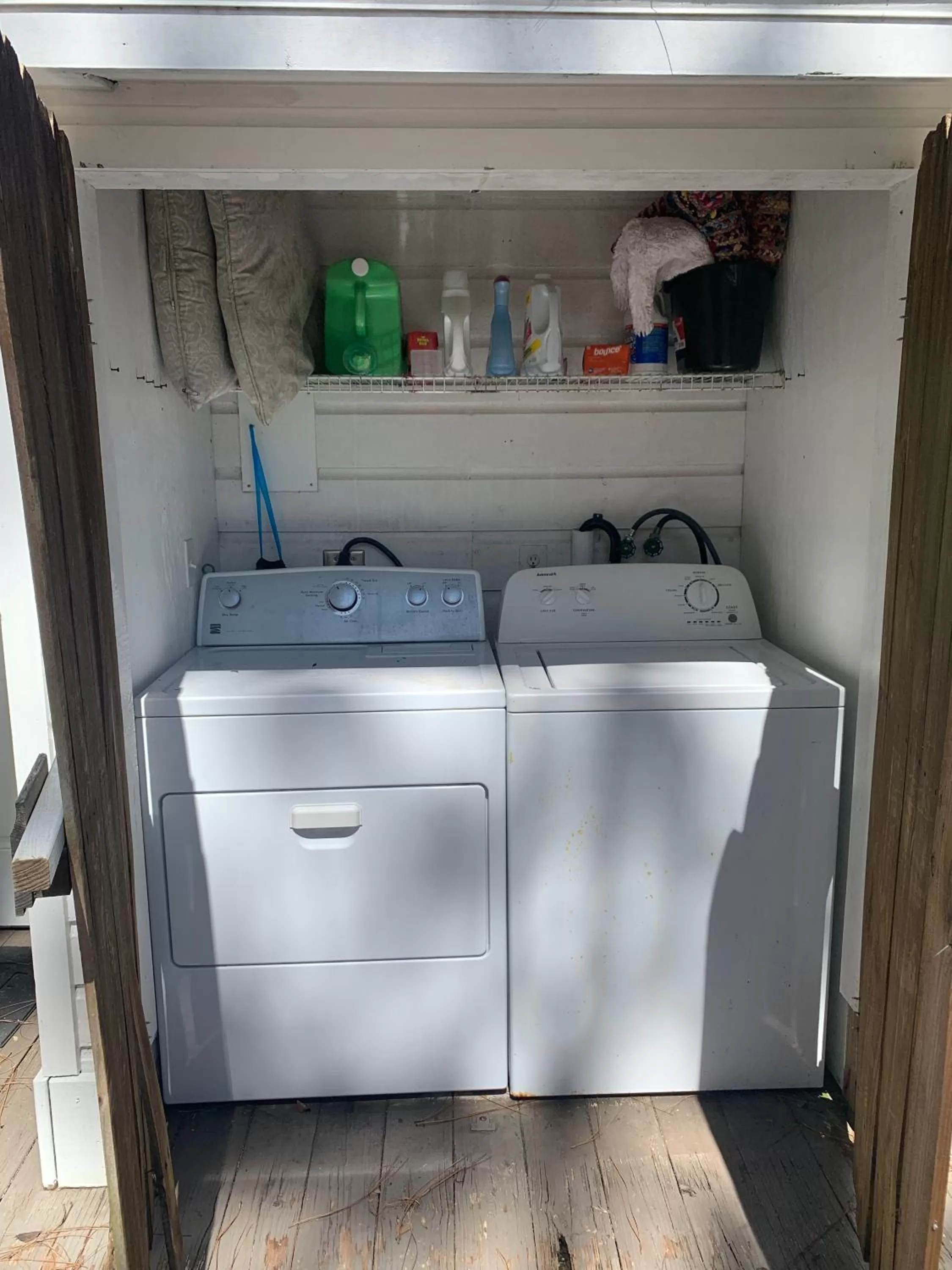 washing machine in Nature Coast Inn & Cottages
