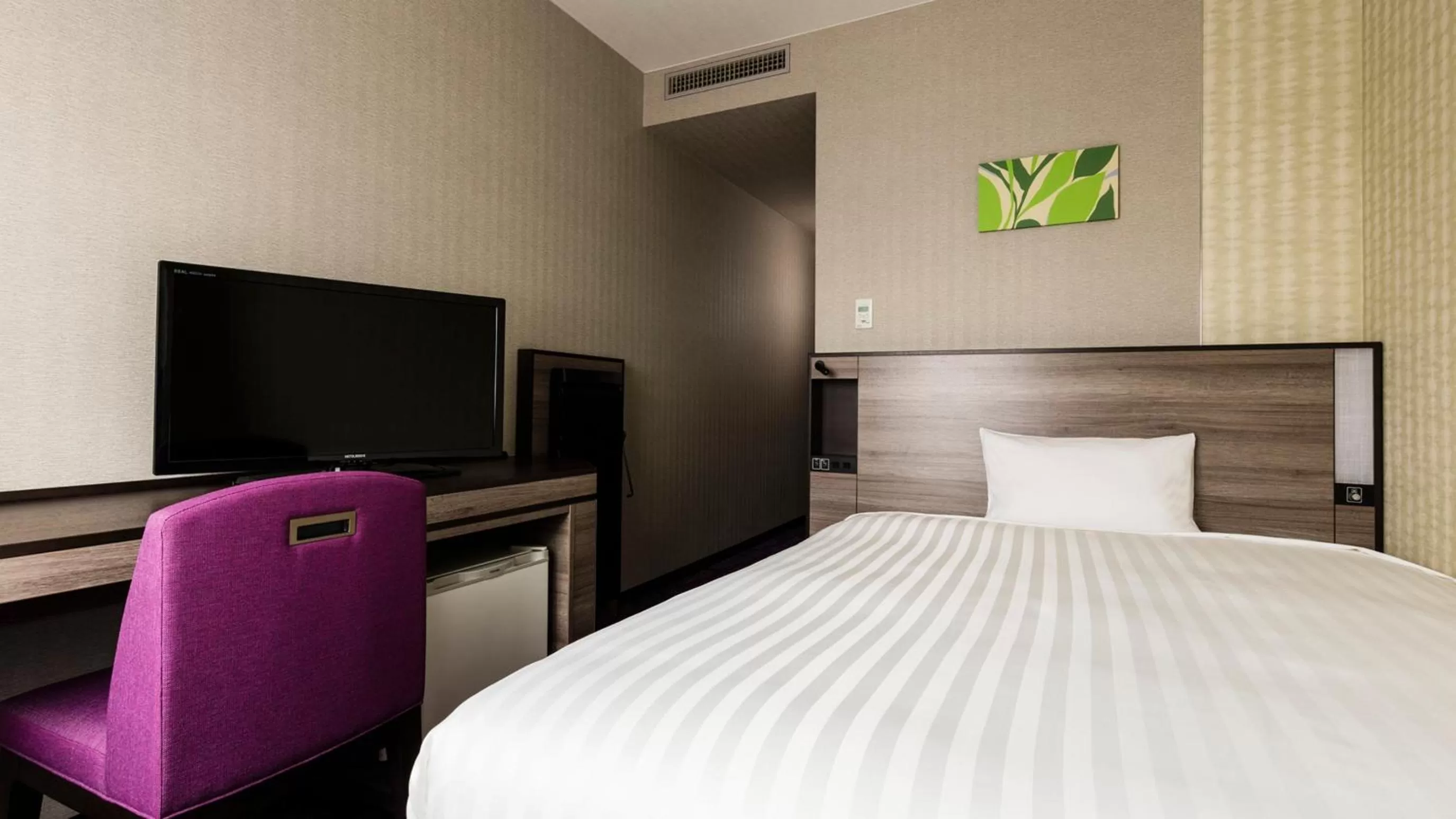 Bed in JR-East Hotel Mets Urawa