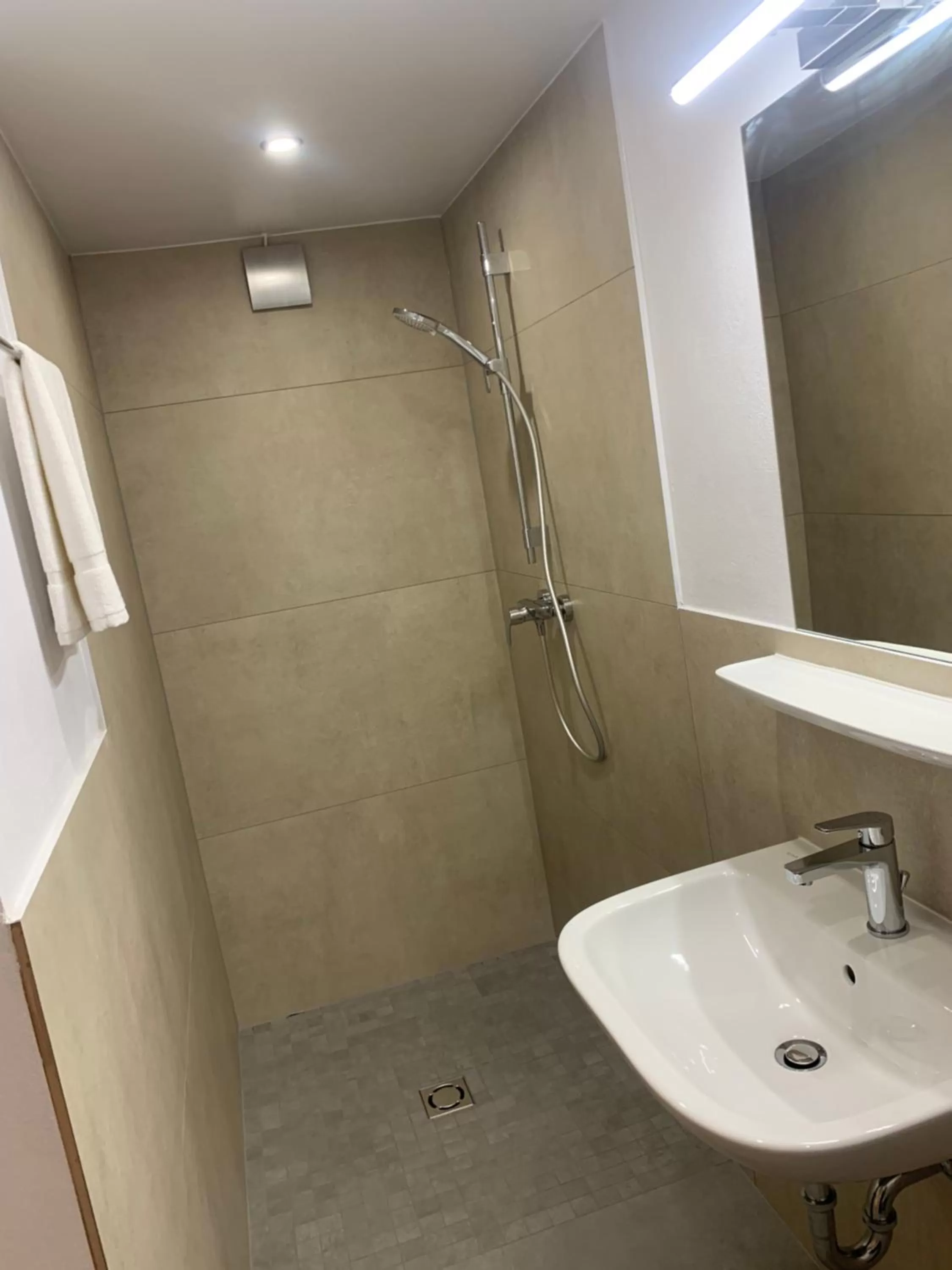 Bathroom in Hotel am Bahnhof