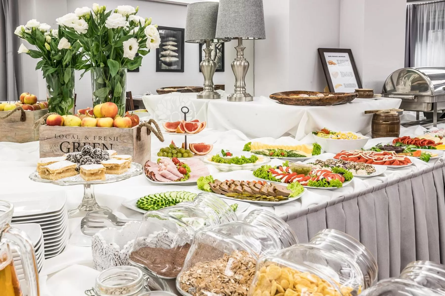 Buffet breakfast in Rezydencja Sienkiewiczówka