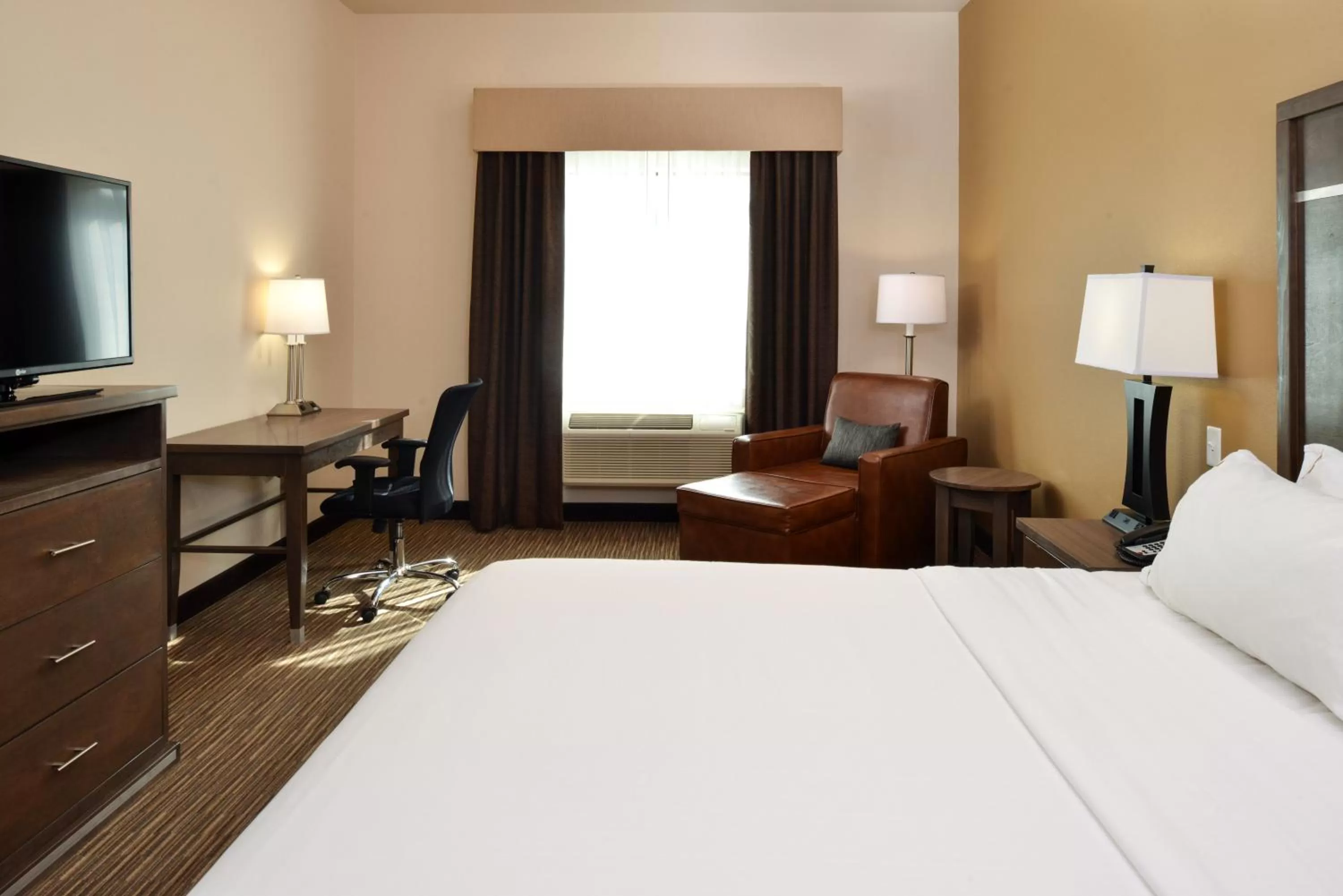 Photo of the whole room, Bed in Holiday Inn Express & Suites Globe by IHG