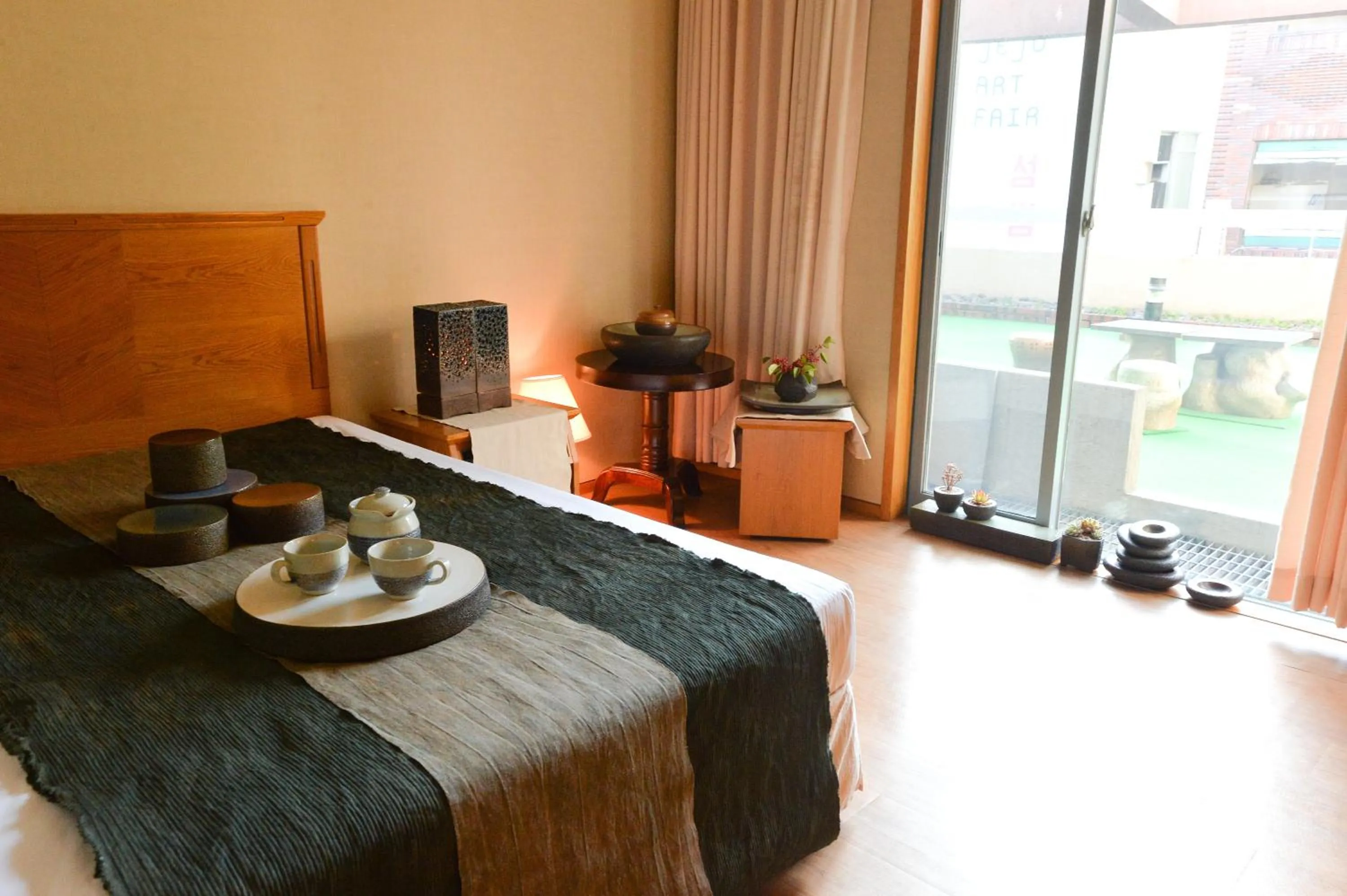Bedroom, Bed in Daedong Hotel