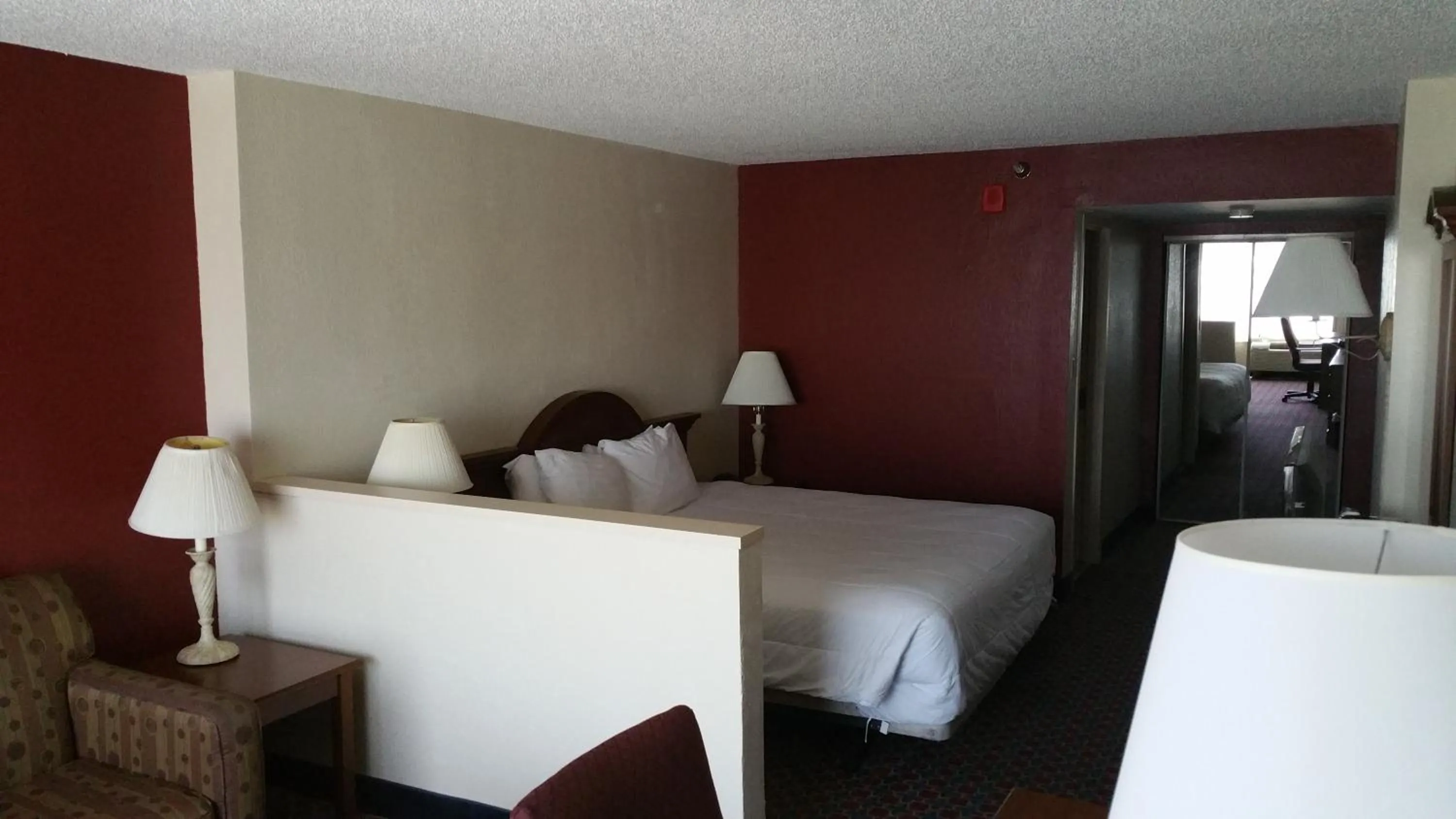 Photo of the whole room, Bed in Imperial Swan Hotel and Suites Lakeland