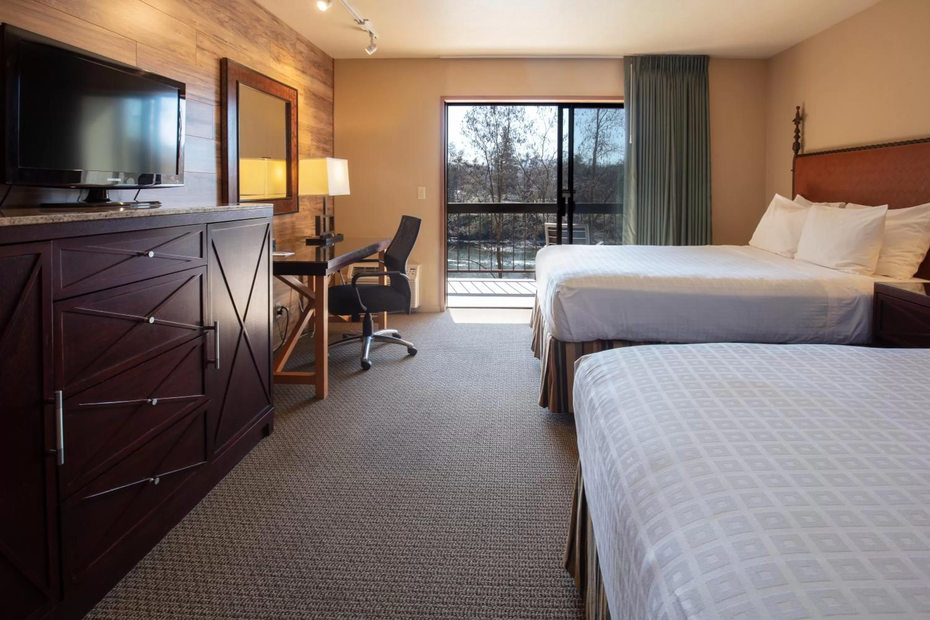 TV and multimedia, Bed in Riverside Inn