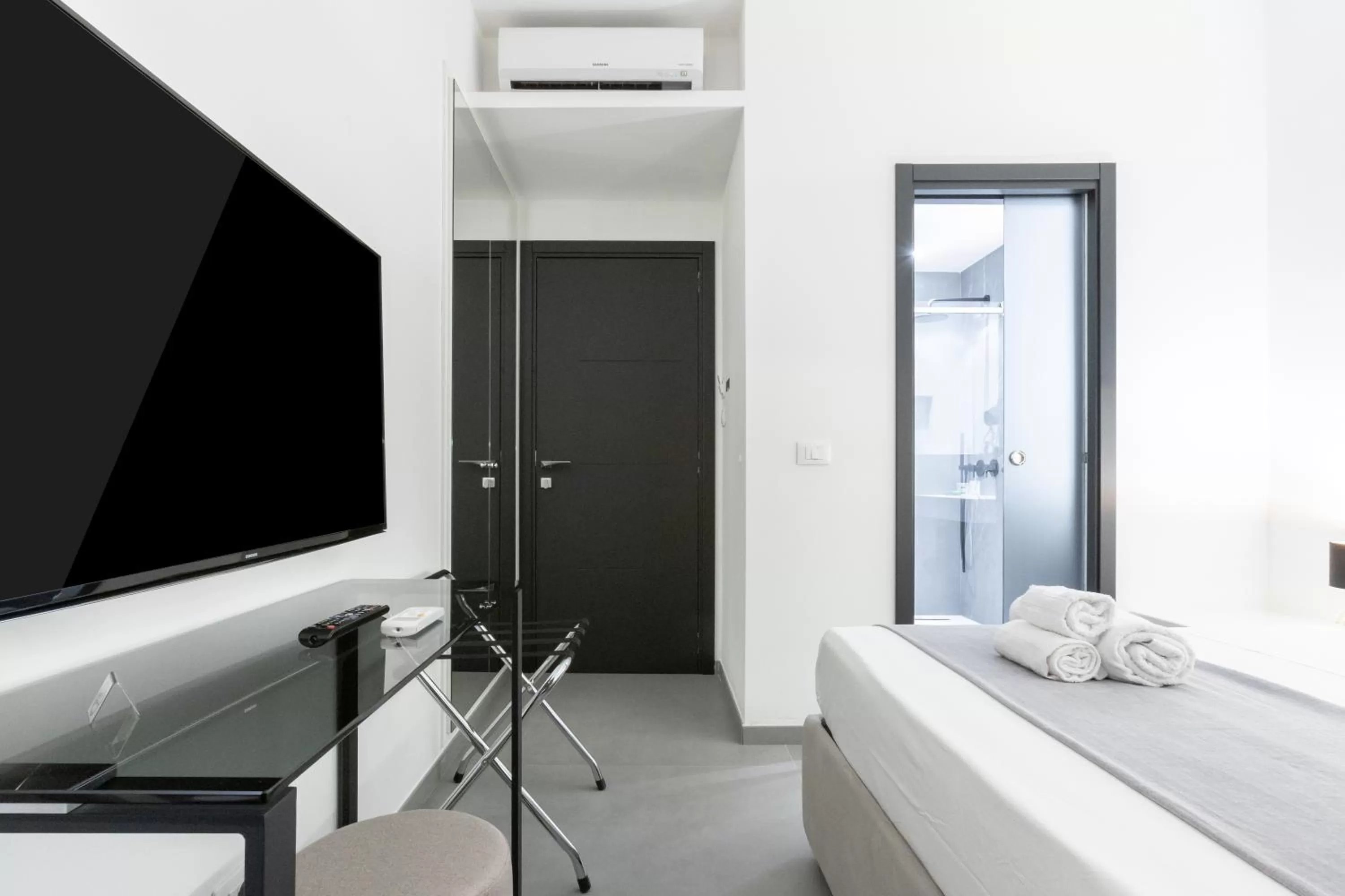 TV and multimedia, Bed in Suite Palermo Apartment