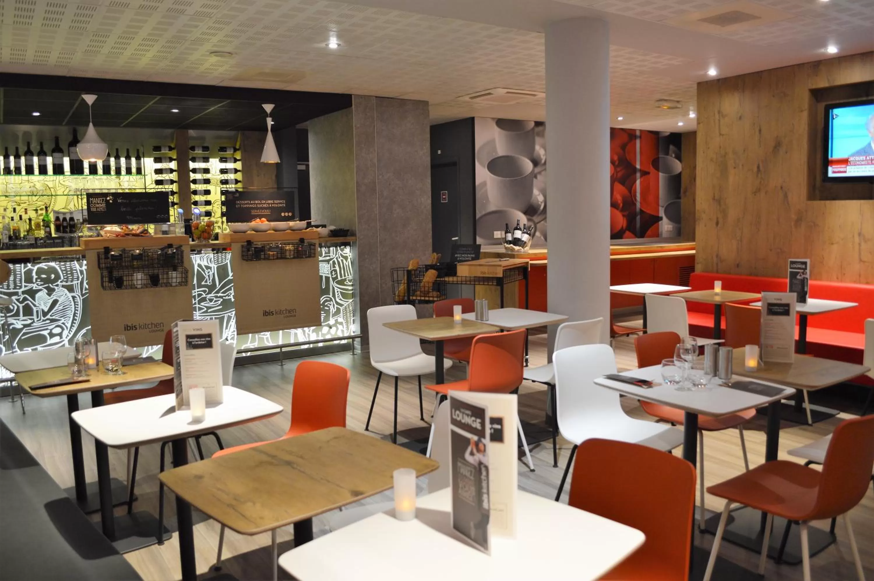 Lounge or bar in ibis Honfleur