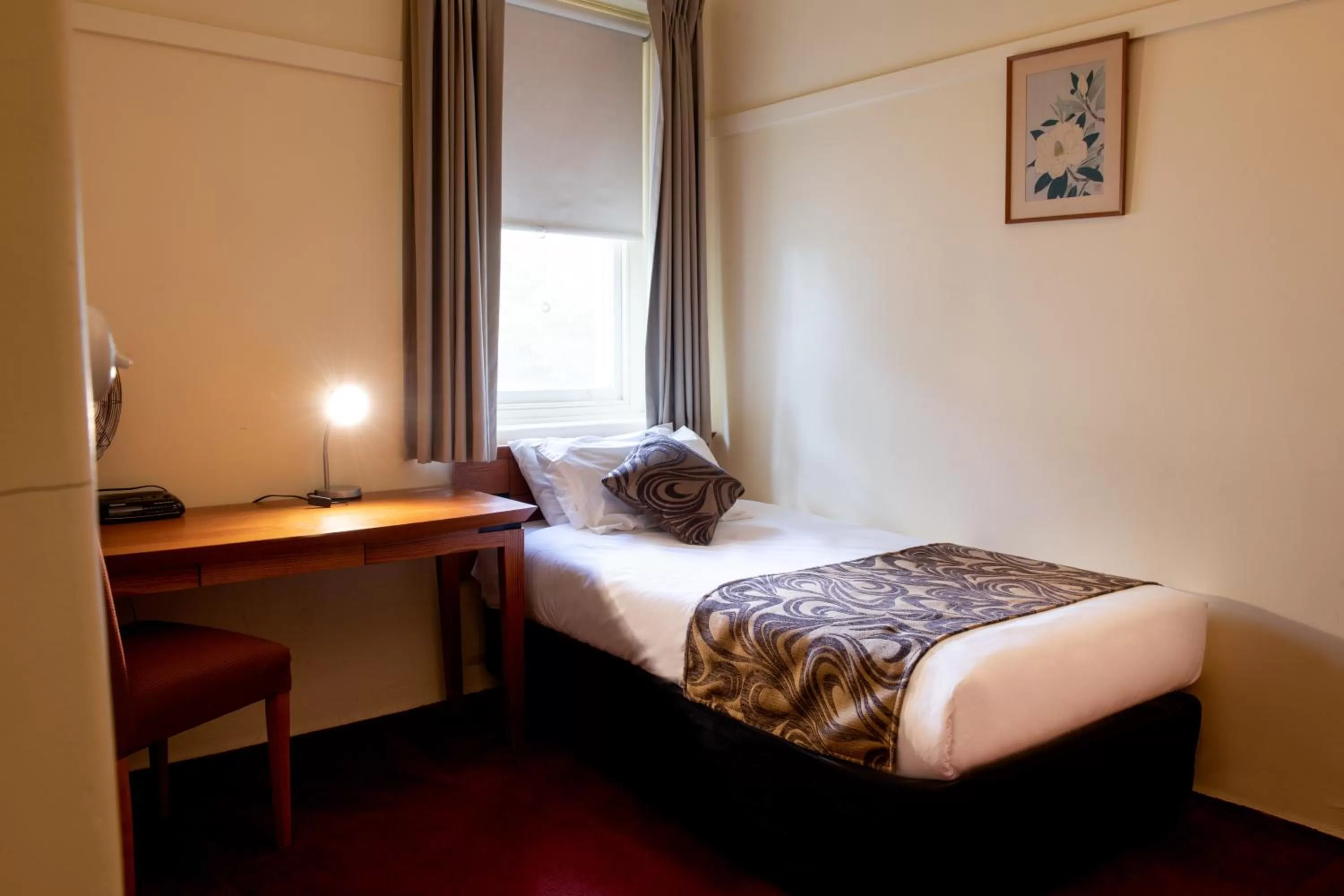 Bedroom, Bed in Linaker Art Deco Motel