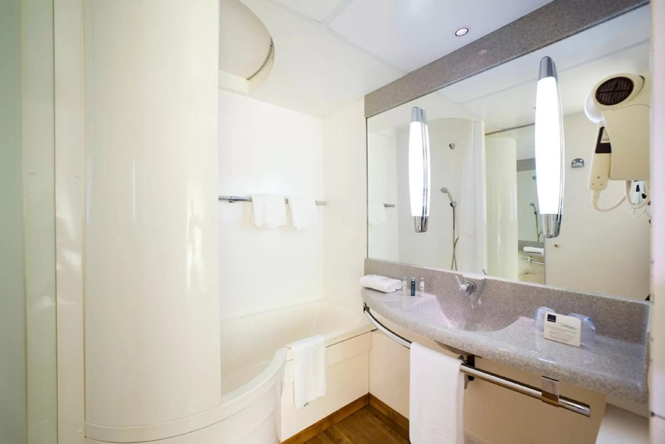 Bathroom in Novotel Amiens Pôle Jules Verne