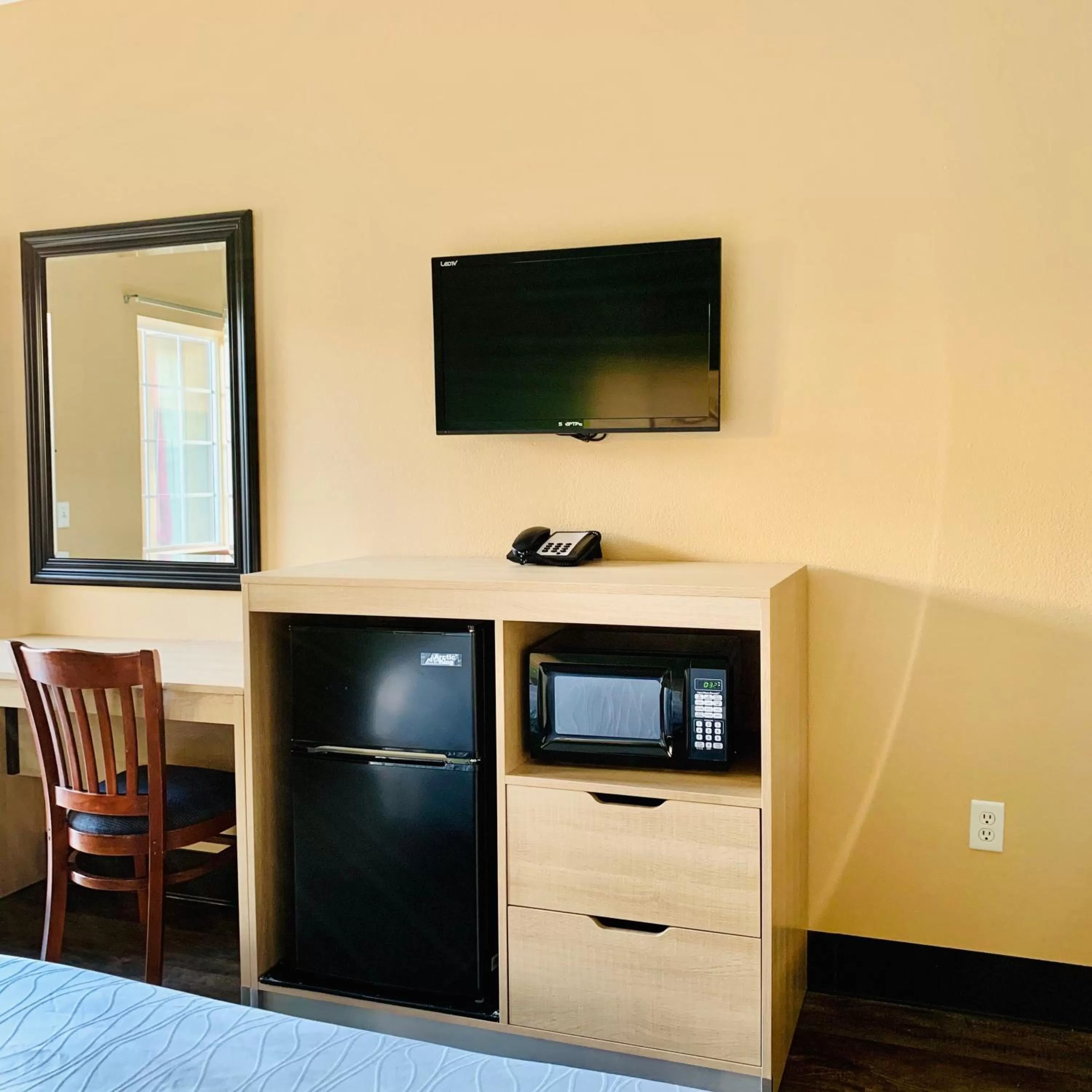 TV and multimedia in Weston Inn & Suites