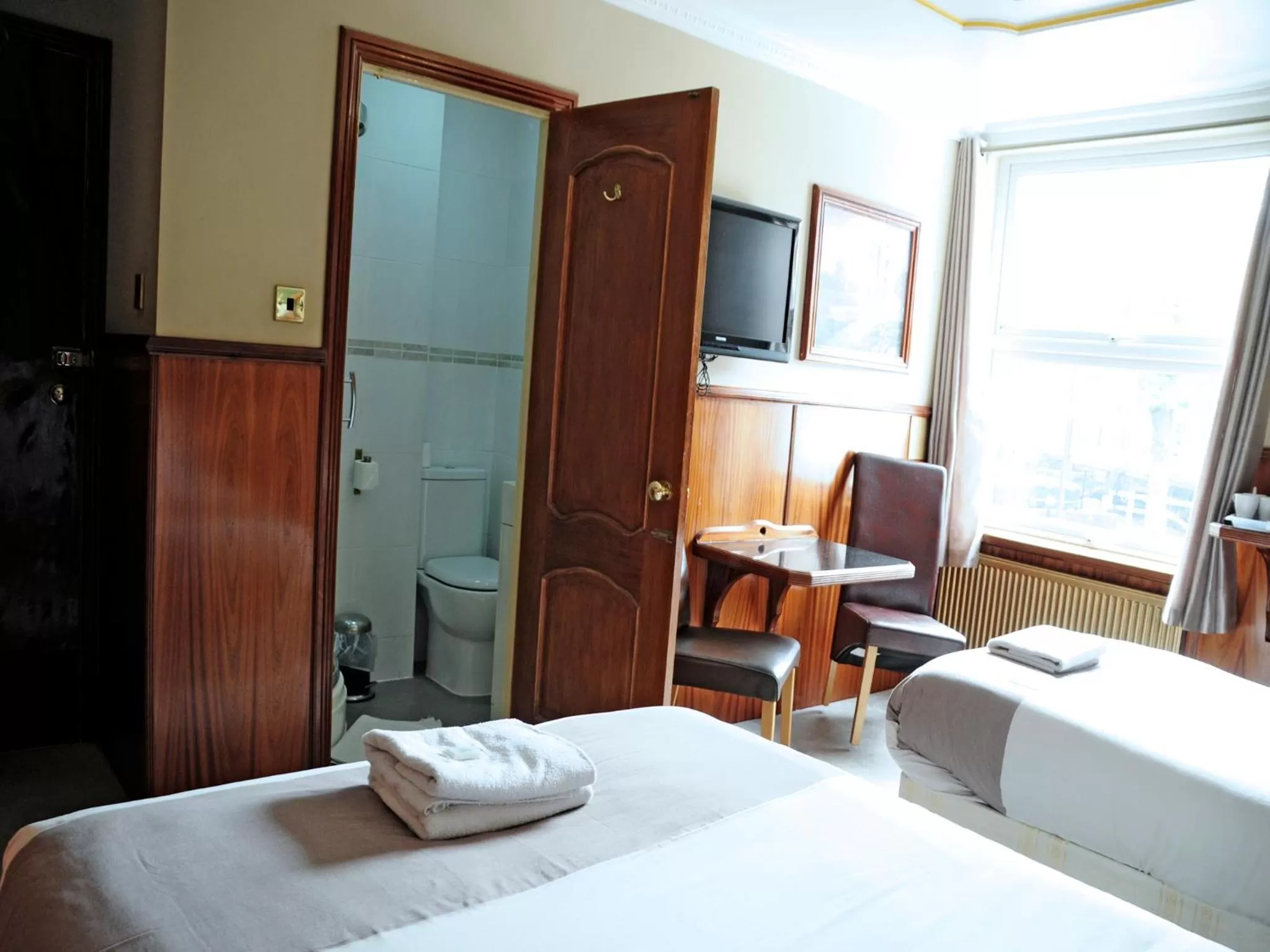 Photo of the whole room, Bed in Cricklewood Lodge Hotel