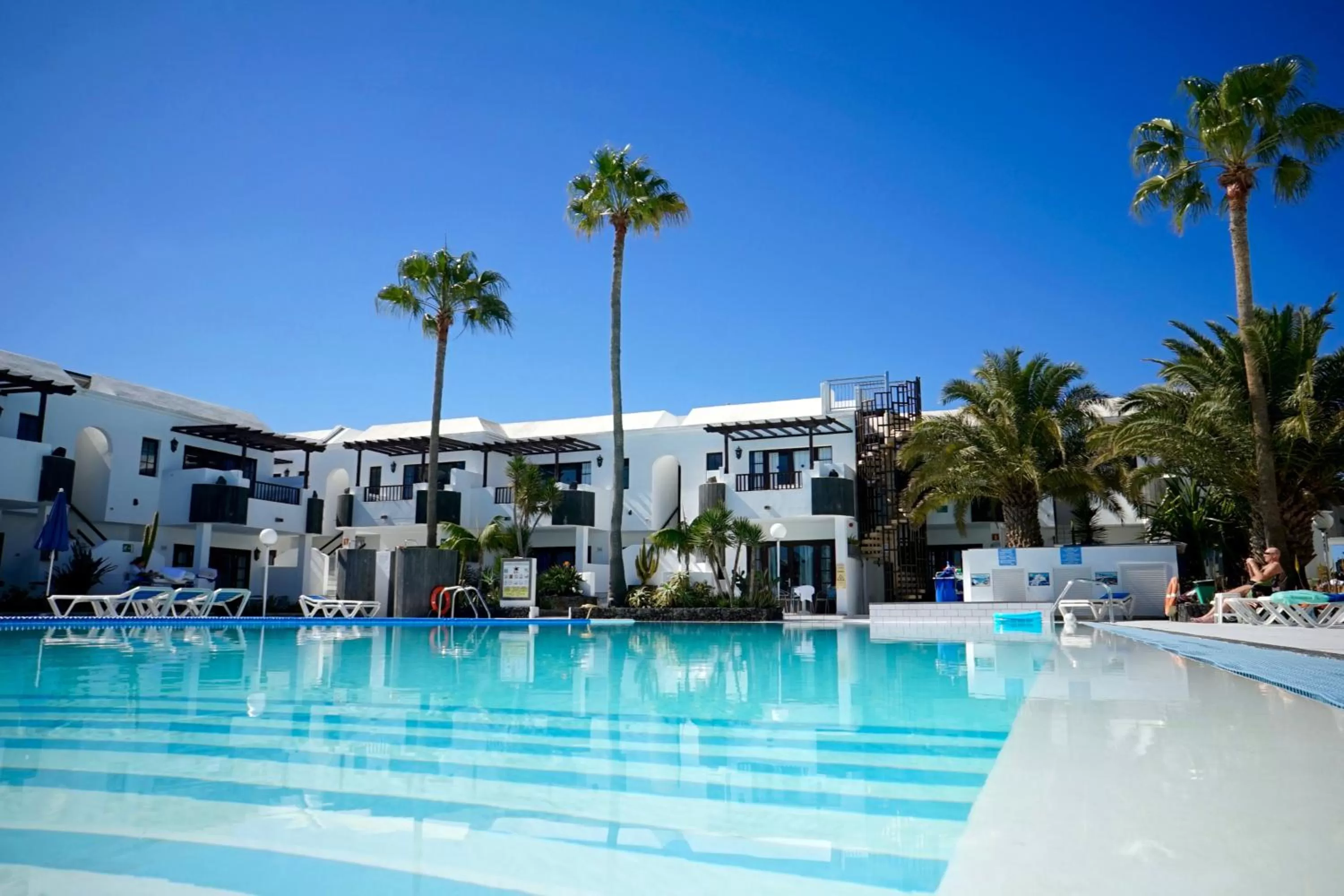 Swimming pool in Plaza Azul