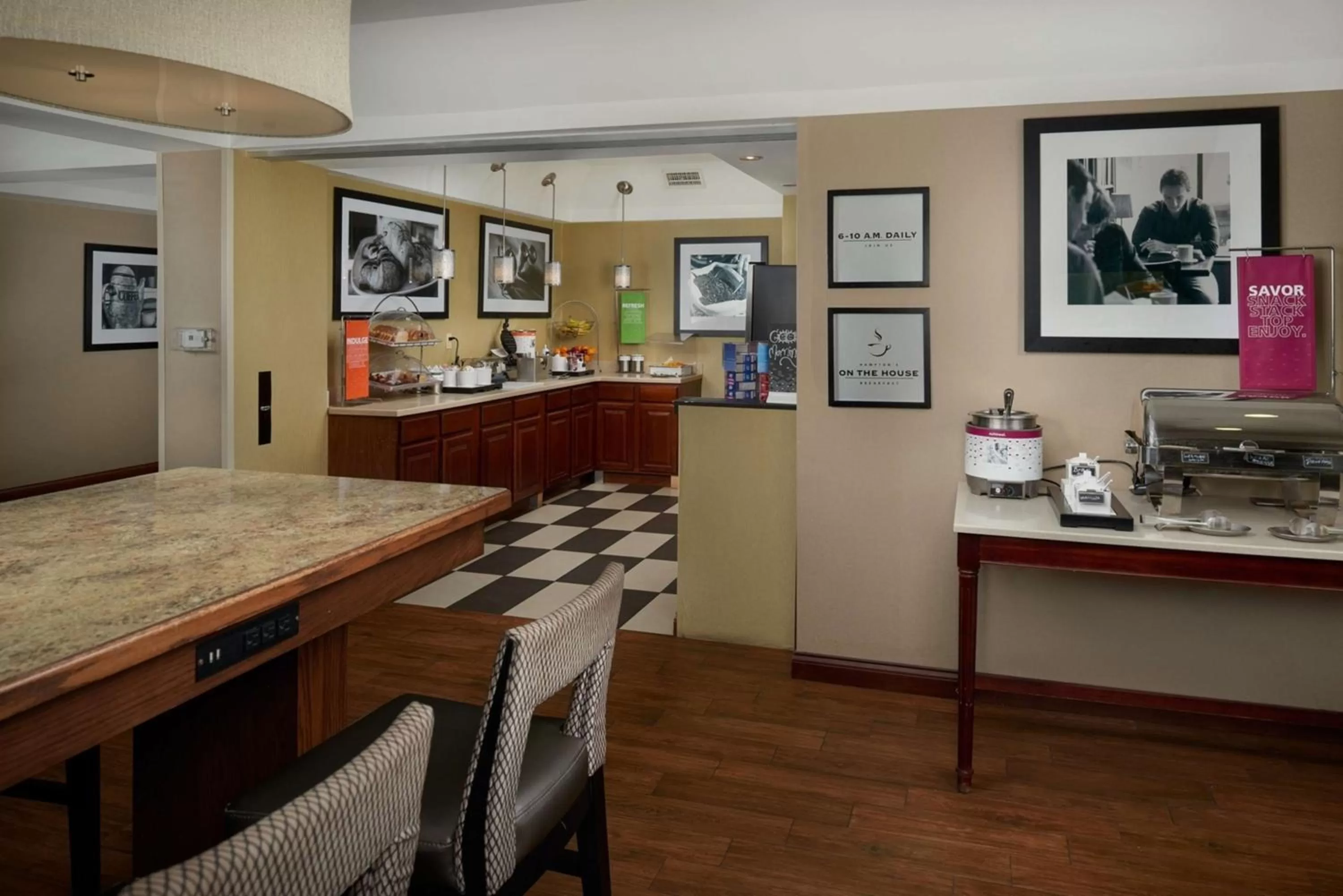 Dining area in Hampton Inn Shelbyville