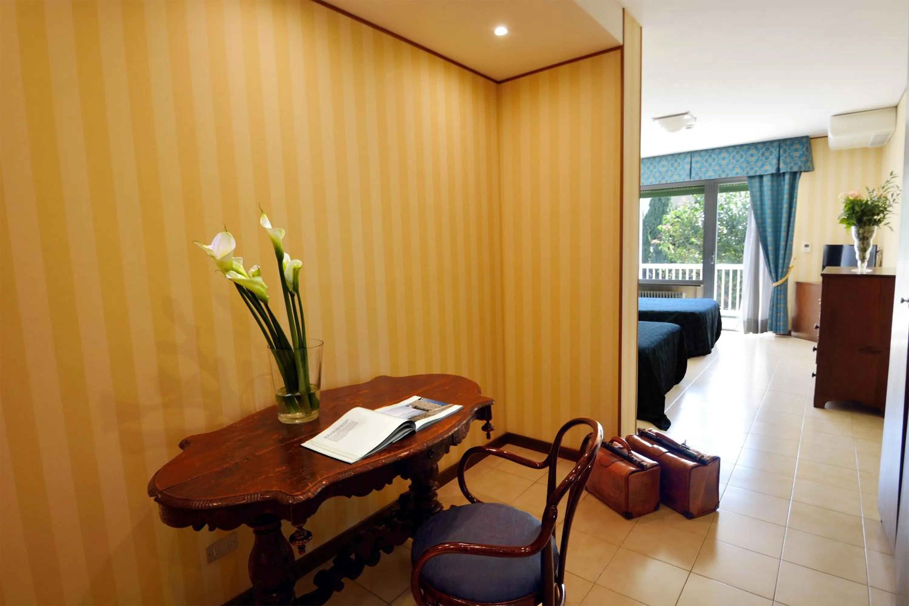 Seating area, Bed in Hotel Ghironi