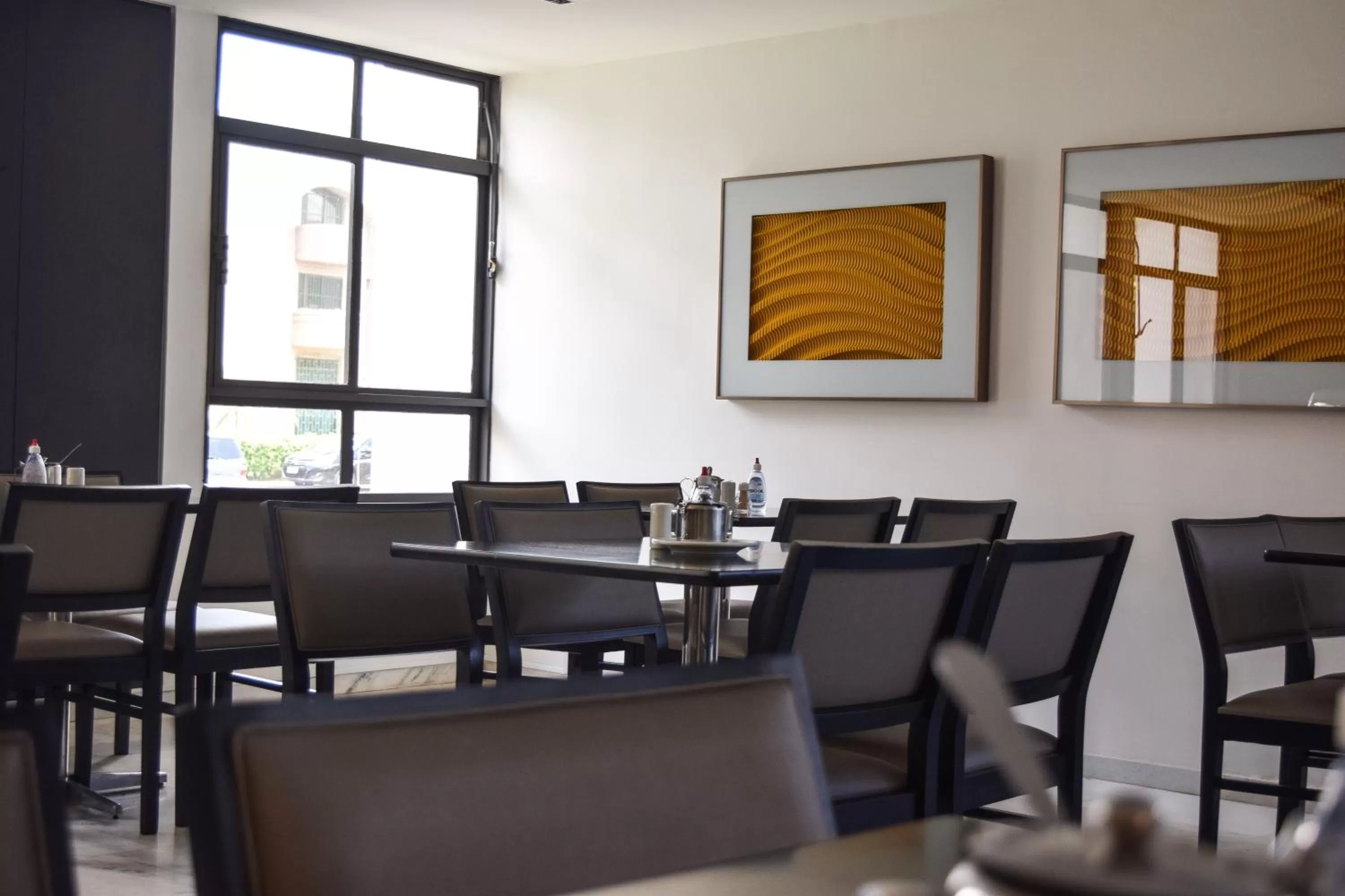 Restaurant/places to eat in Bittar Inn