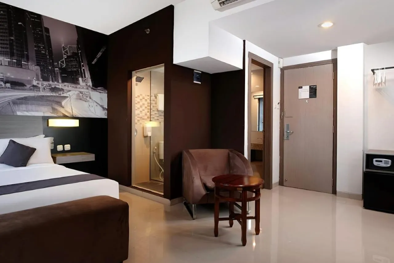 Photo of the whole room, Bed in Hotel Neo Candi Simpang Lima - Semarang by ASTON