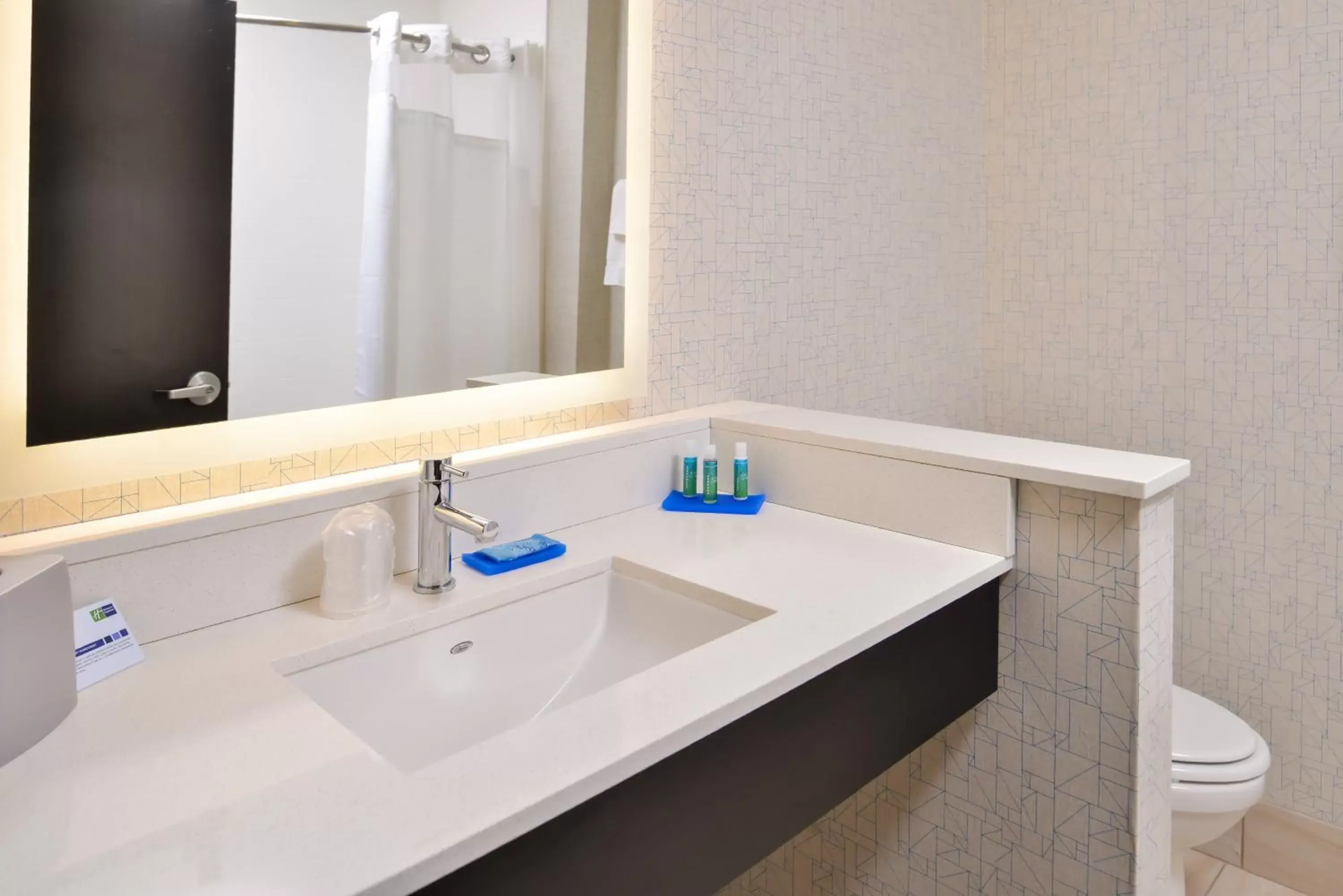 Suite with Tub - Disability Access/Hearing Accessible in Holiday Inn Express & Suites - Kansas City - Lee's Summit by IHG Suite with Tub - Disability Access/Hearing Accessible in Holiday Inn Express & Suites - Kansas City - Lee's Summit by IHG