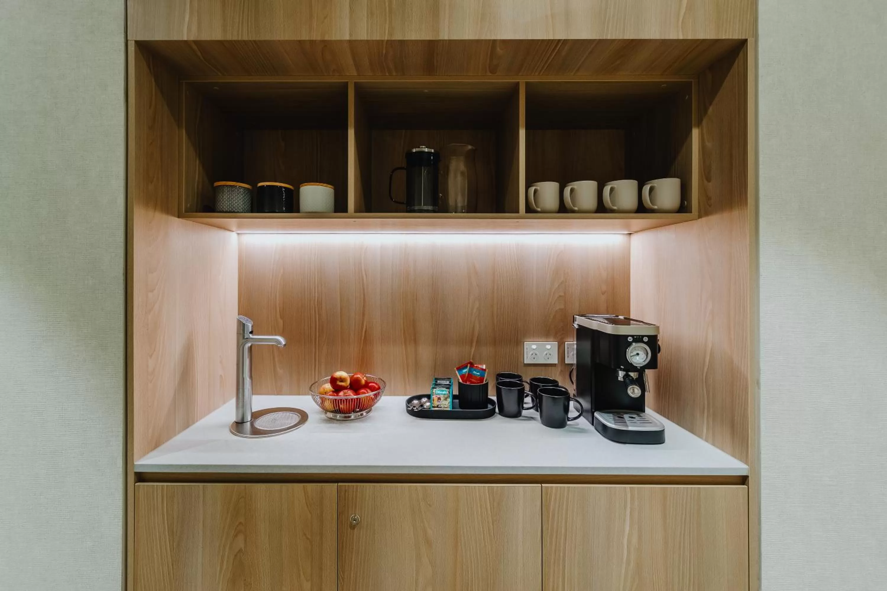Coffee/tea facilities in Aerotel Sydney - Inside International Terminal Airport