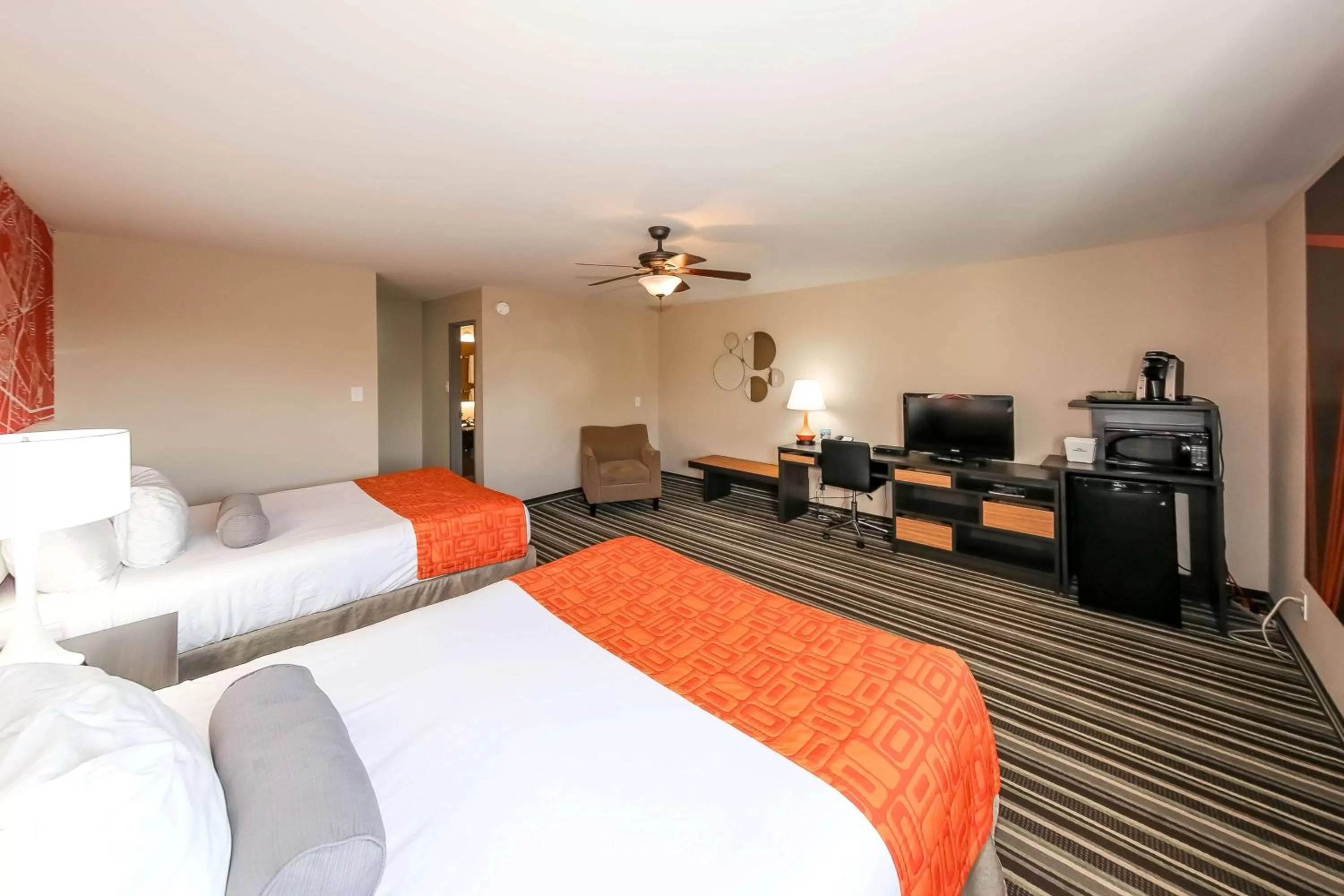 Photo of the whole room, Bed in Howard Johnson by Wyndham Winnipeg West