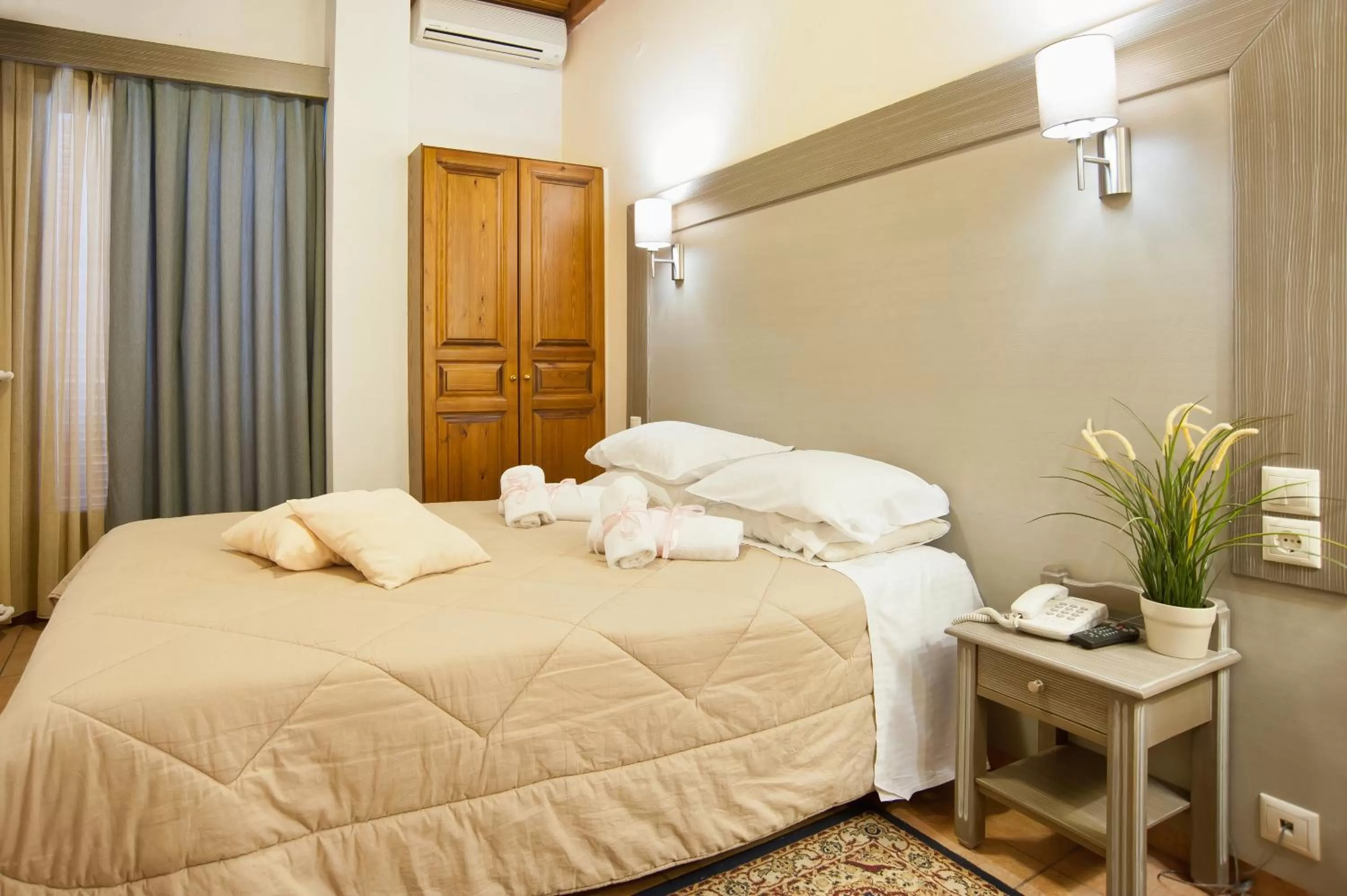 Photo of the whole room, Bed in Pan Hotel