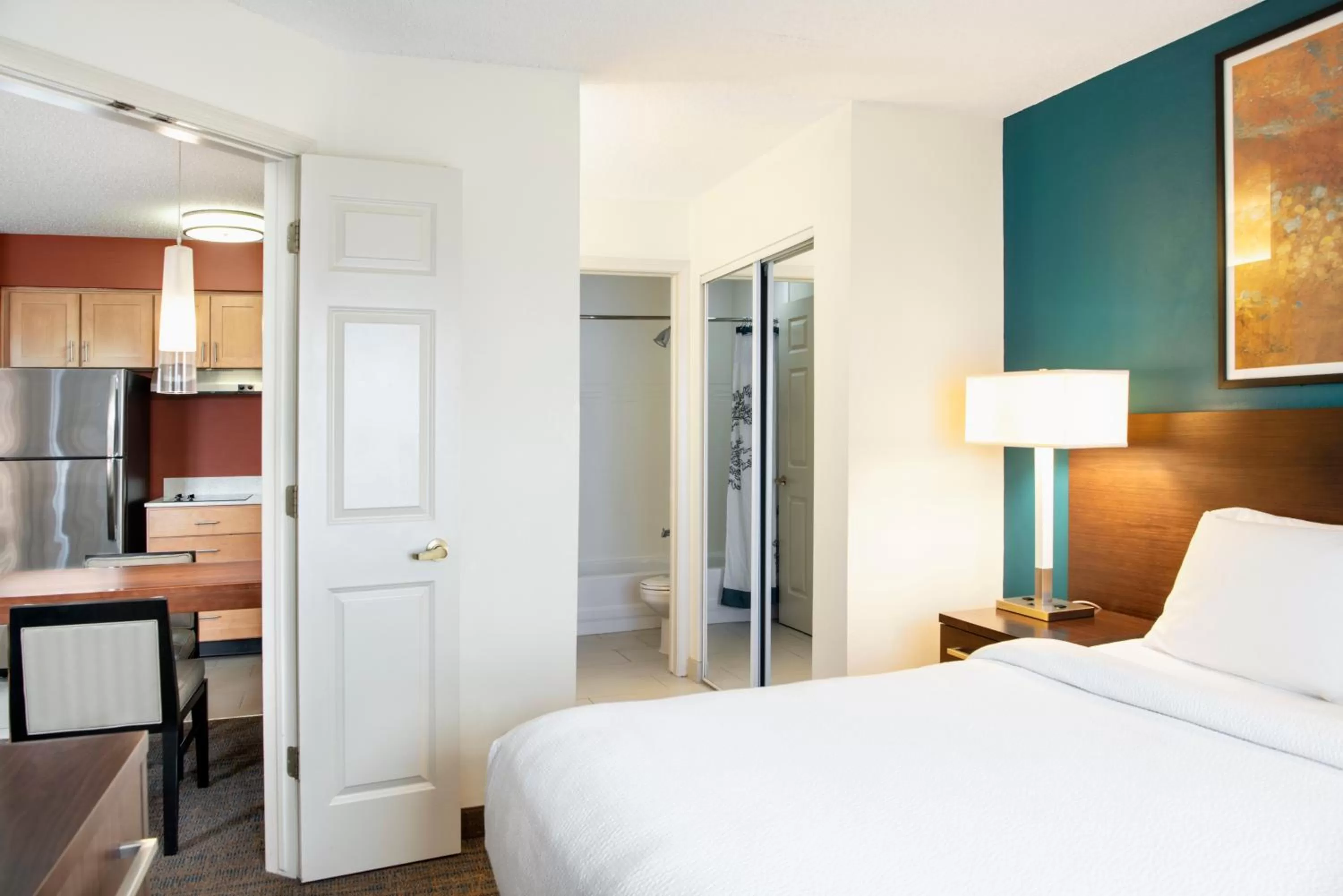 Kitchen or kitchenette, Bed in Residence Inn Cincinnati Airport