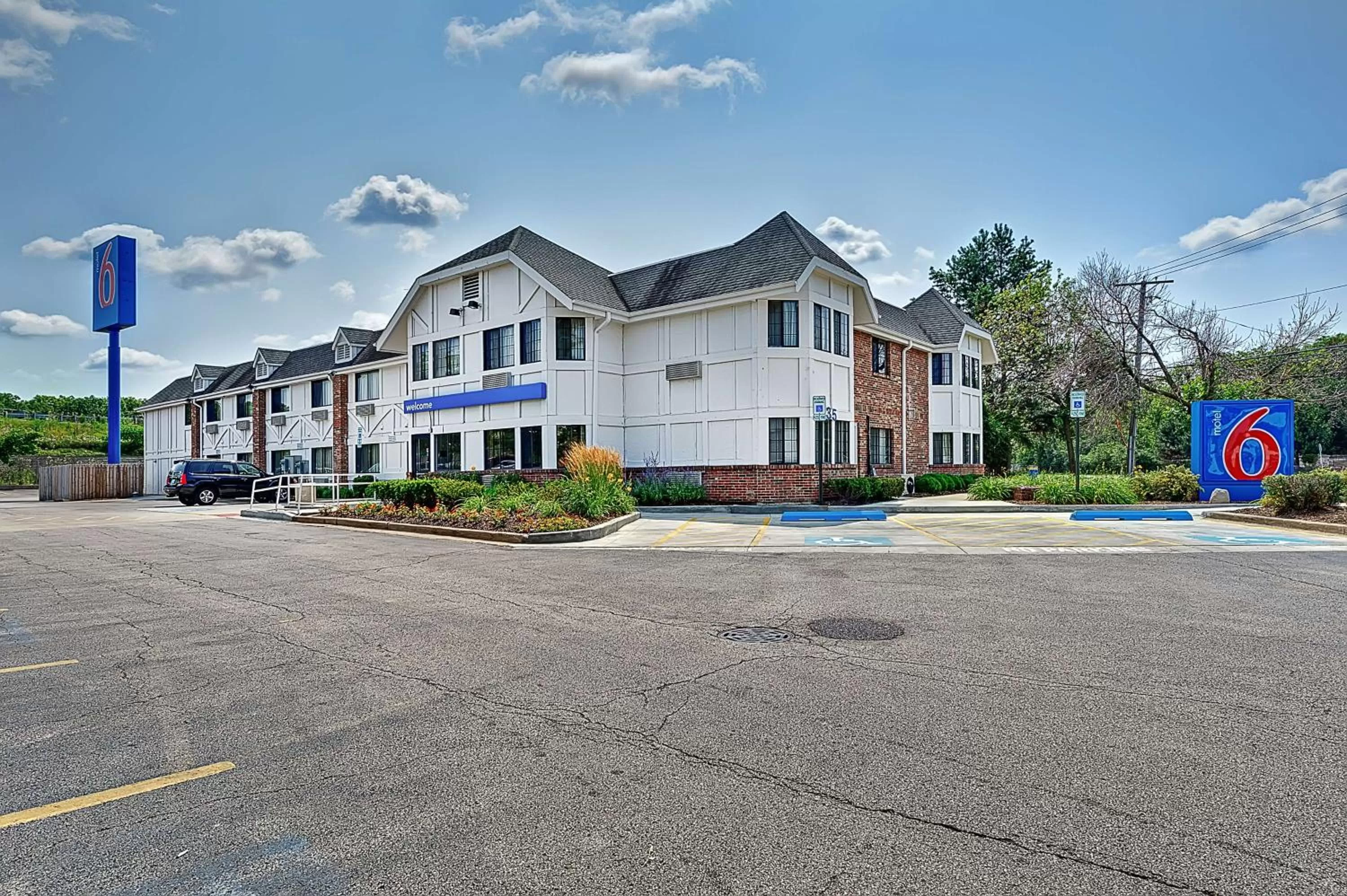 Property building in Motel 6-Glenview, IL - Chicago North
