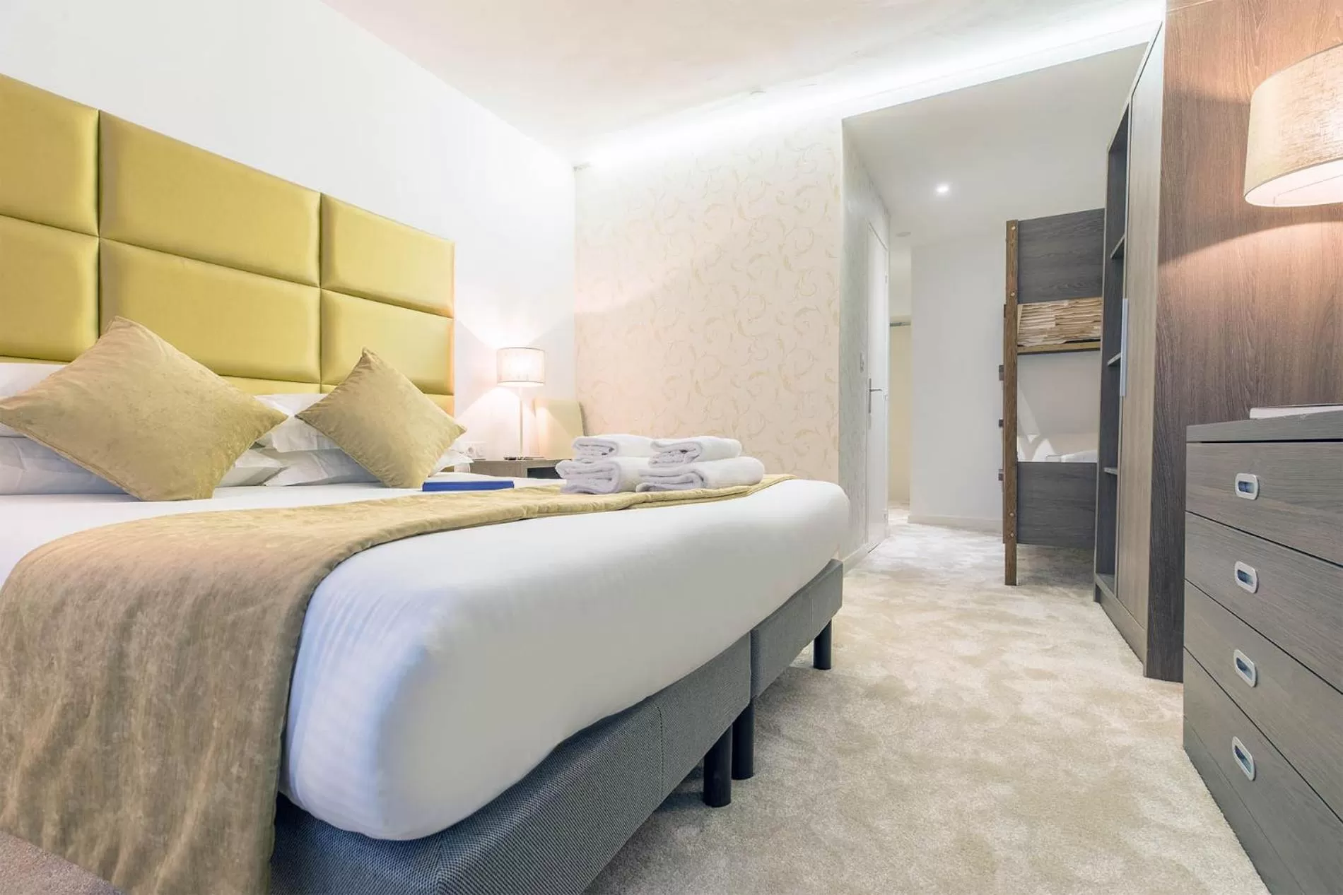 Bedroom, Bed in Madame Vacances - Hôtel Courchevel Olympic