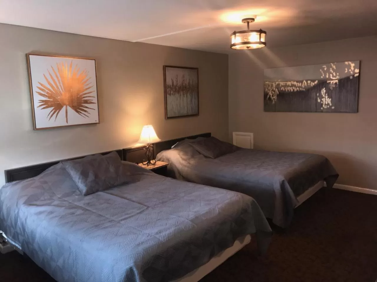 Bedroom, Bed in Simmons Motel and Suites