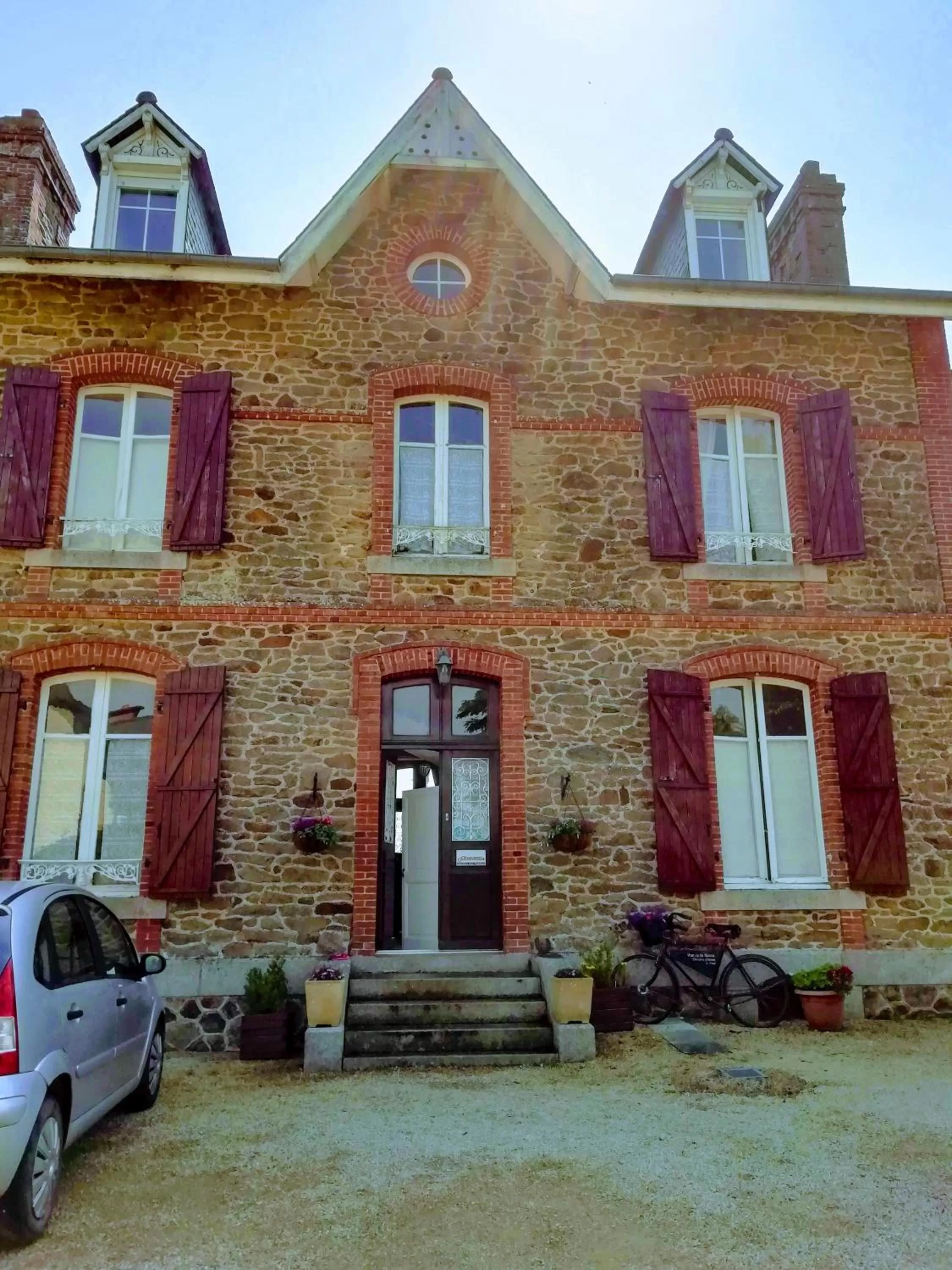 Facade/entrance, Property Building in Vue sur la Rance