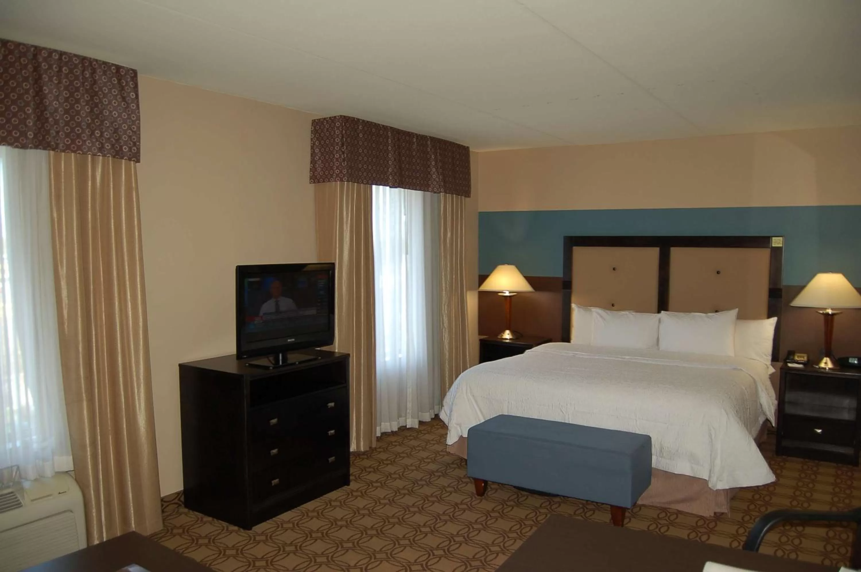 Bedroom, Bed in Hampton Inn & Suites Charlotte-Airport