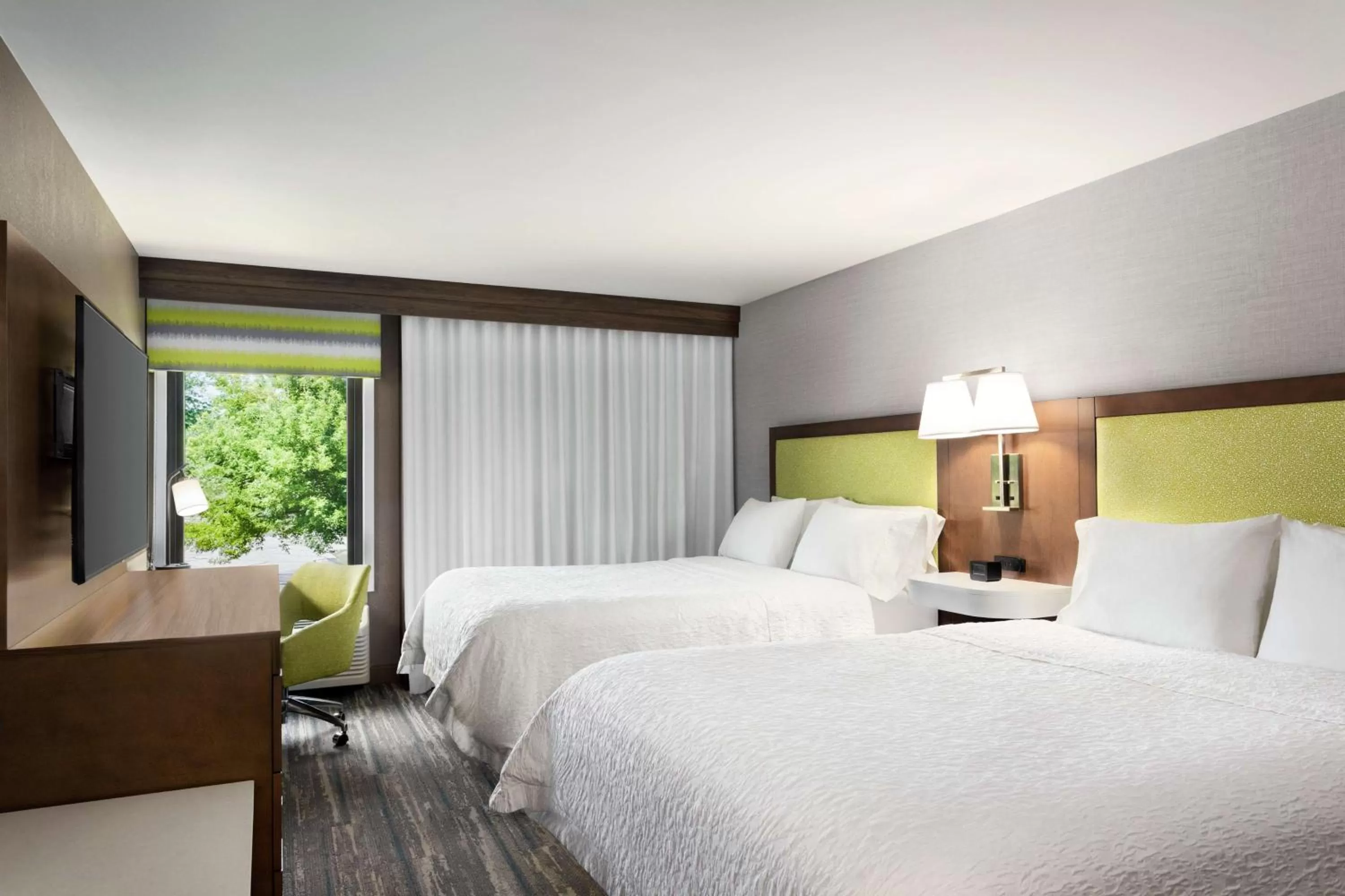 Bedroom, Bed in Hampton Inn Milwaukee Brookfield