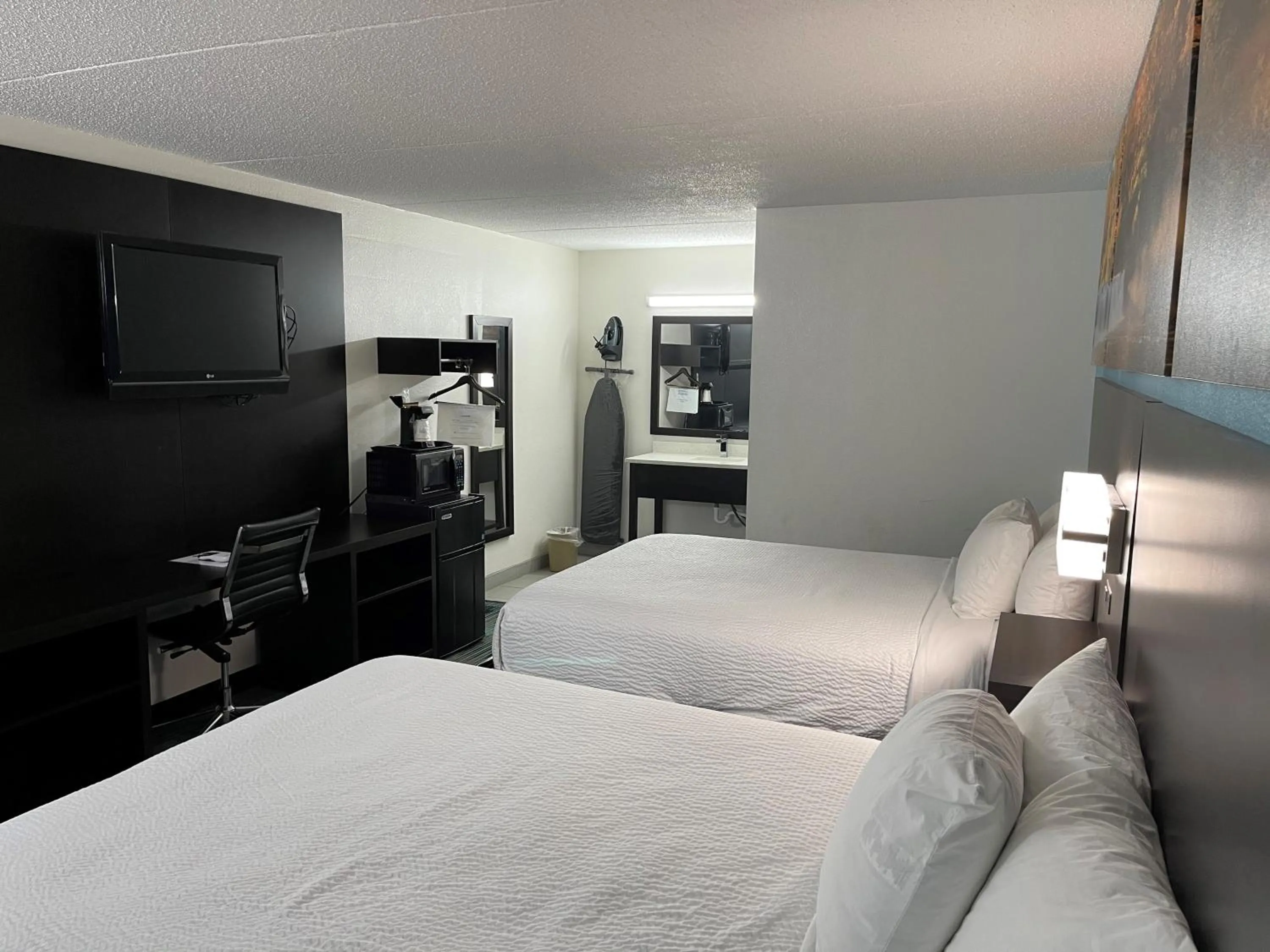 Bed in Days Inn by Wyndham Calhoun GA I-75 and US-41