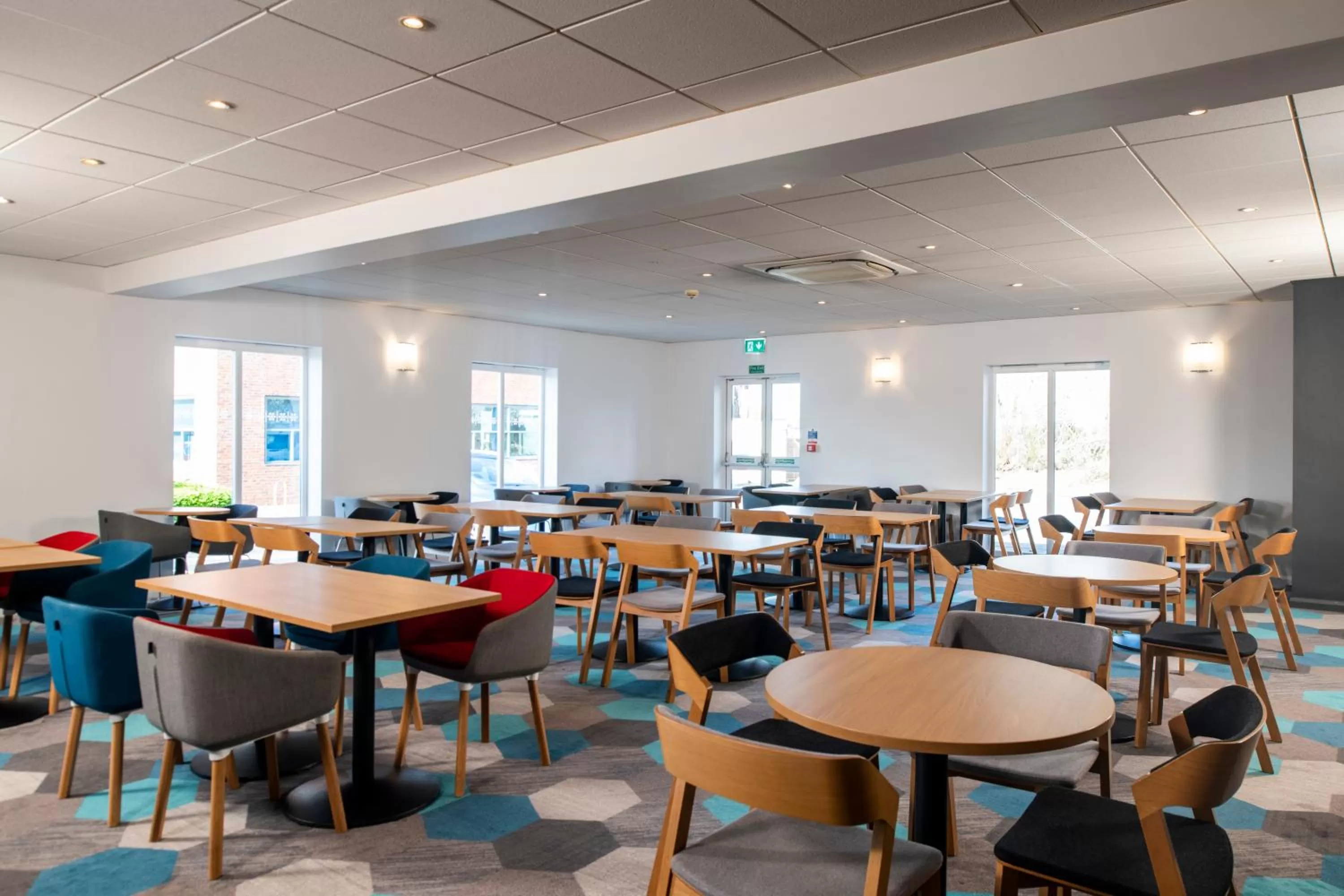Lounge or bar in Holiday Inn Express Newcastle Gateshead by IHG
