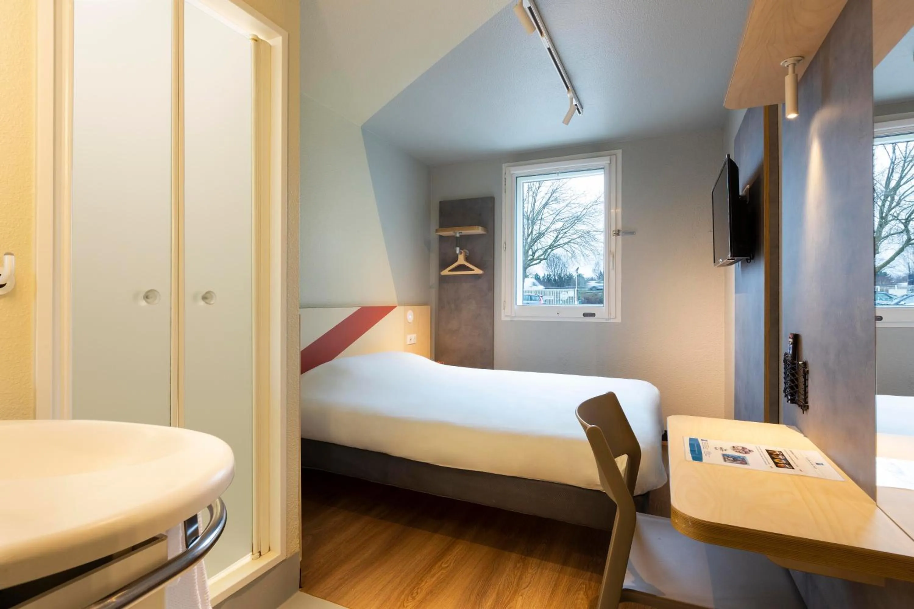 Photo of the whole room, Bed in ibis budget Antony Massy rénové 2024