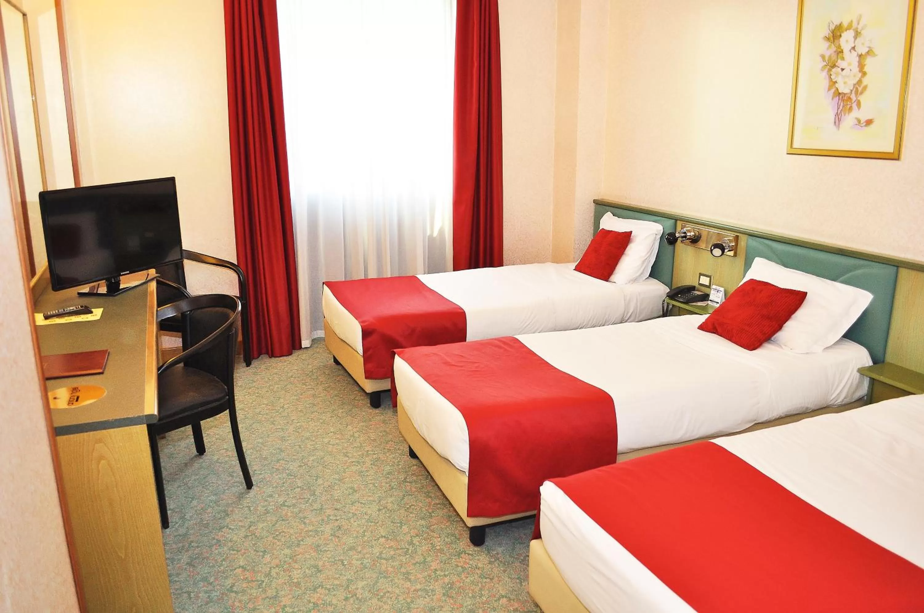Photo of the whole room, Bed in Antony Hotel - Venice Airport