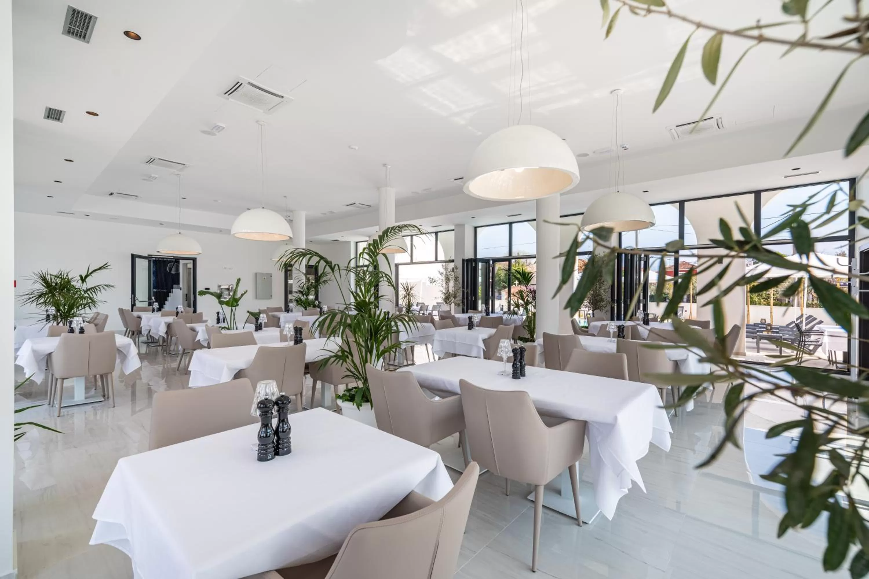 Restaurant/places to eat in Miramare Hotel