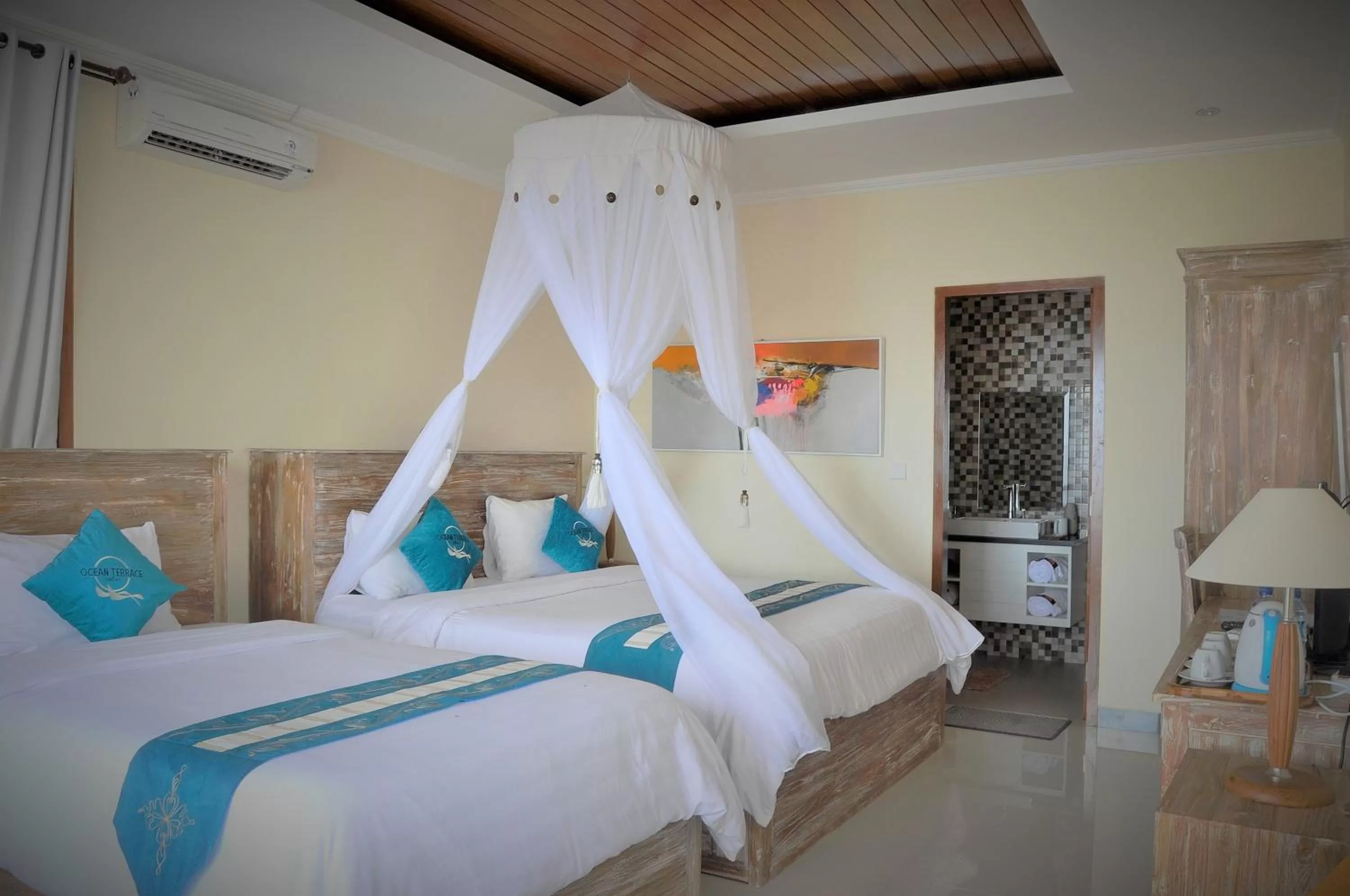 TV and multimedia, Bed in Ocean Terrace Suite And Spa Luxury