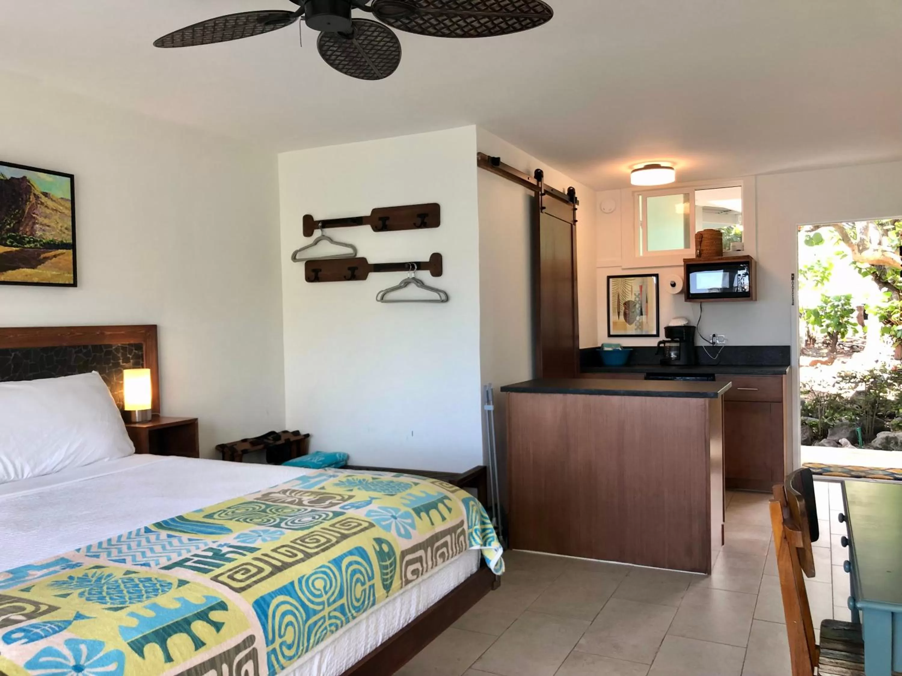 Photo of the whole room in Kona Tiki Hotel