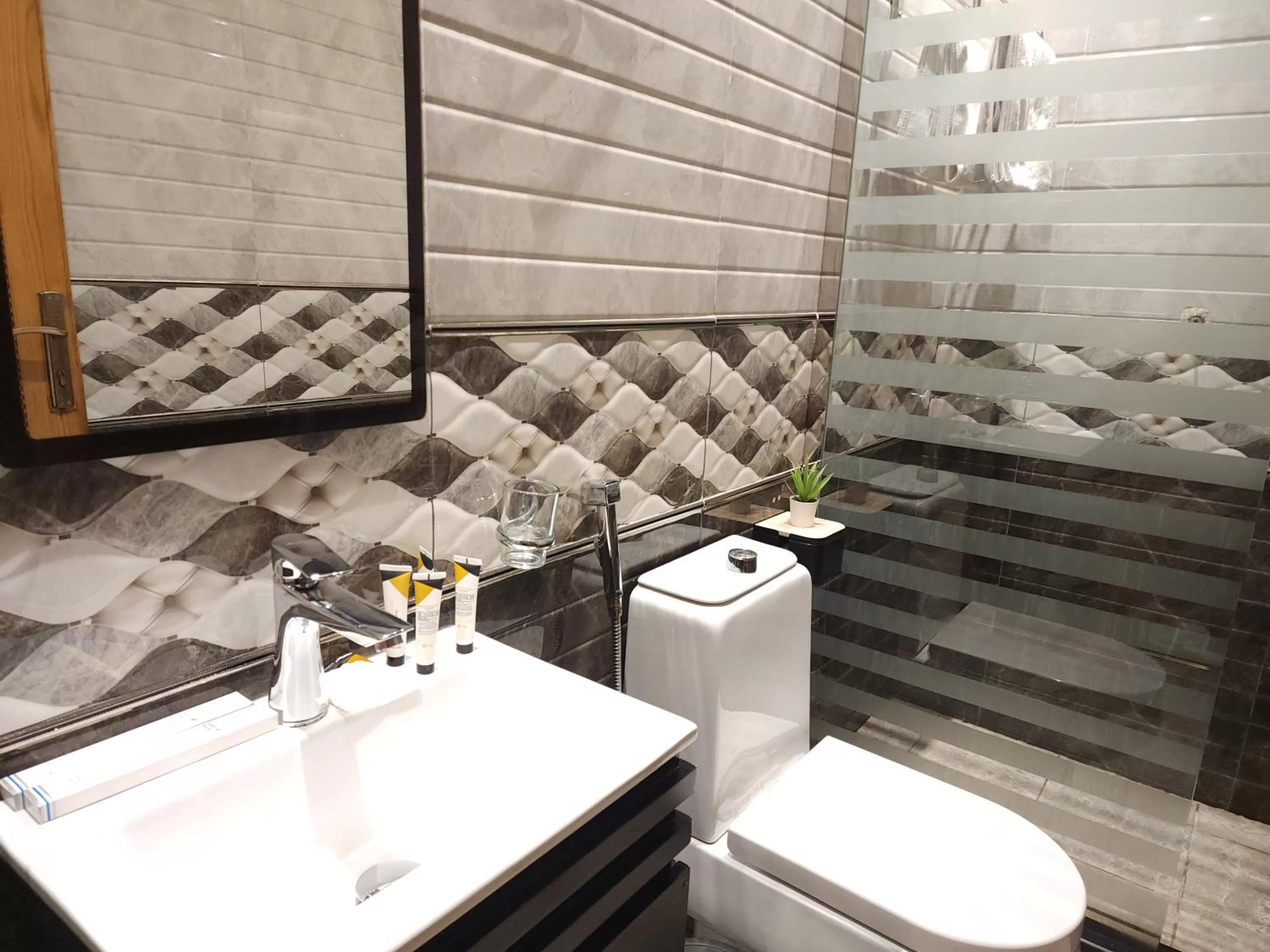 Bathroom in شاطيء الحياة للأجنحة الفندقية shaty alhayat