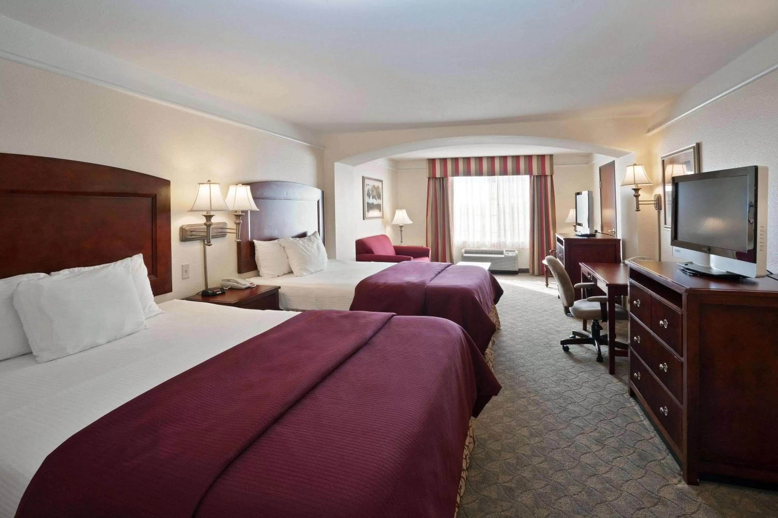 2 Queen Beds, Mobilty Accessible Room, Bathtub w/Grab Bars, Non-Smoking in La Quinta by Wyndham Dodge City