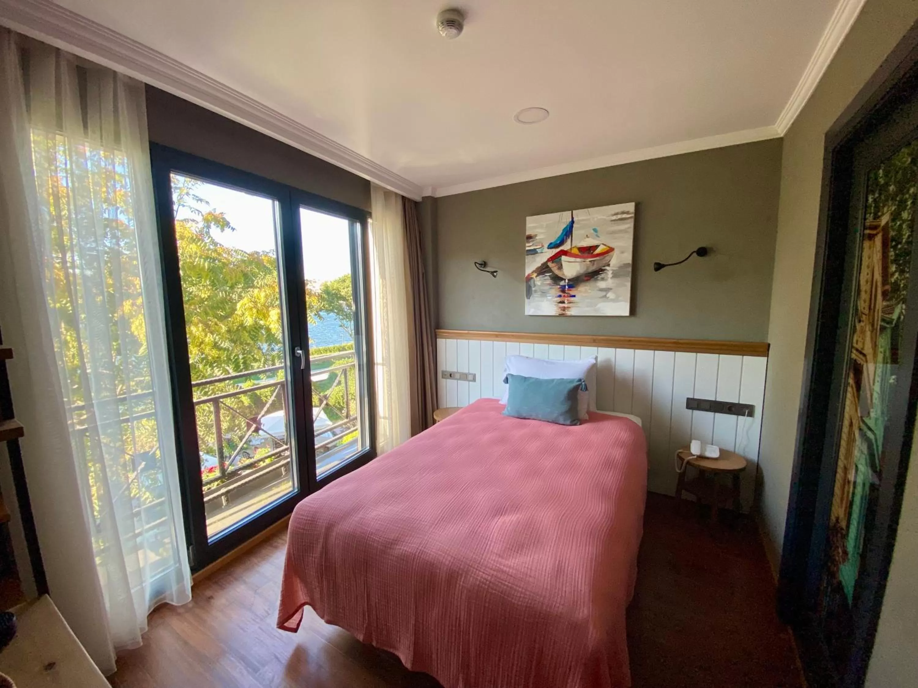 Natural landscape, Bed in Istanbul Old City Colorful Houses Balat PETRION Hotel