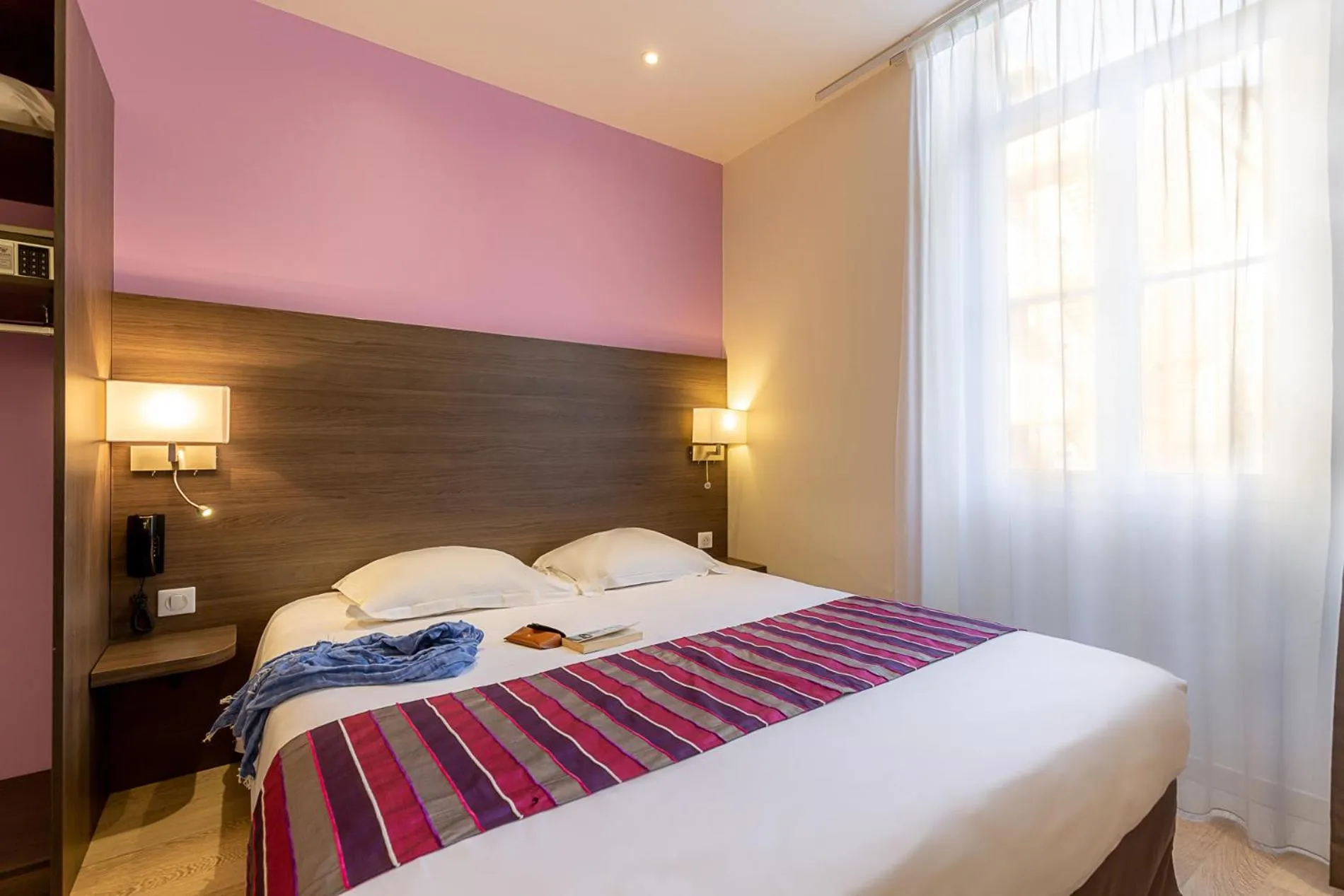 Photo of the whole room, Bed in Hotel Terminus Saint-Charles