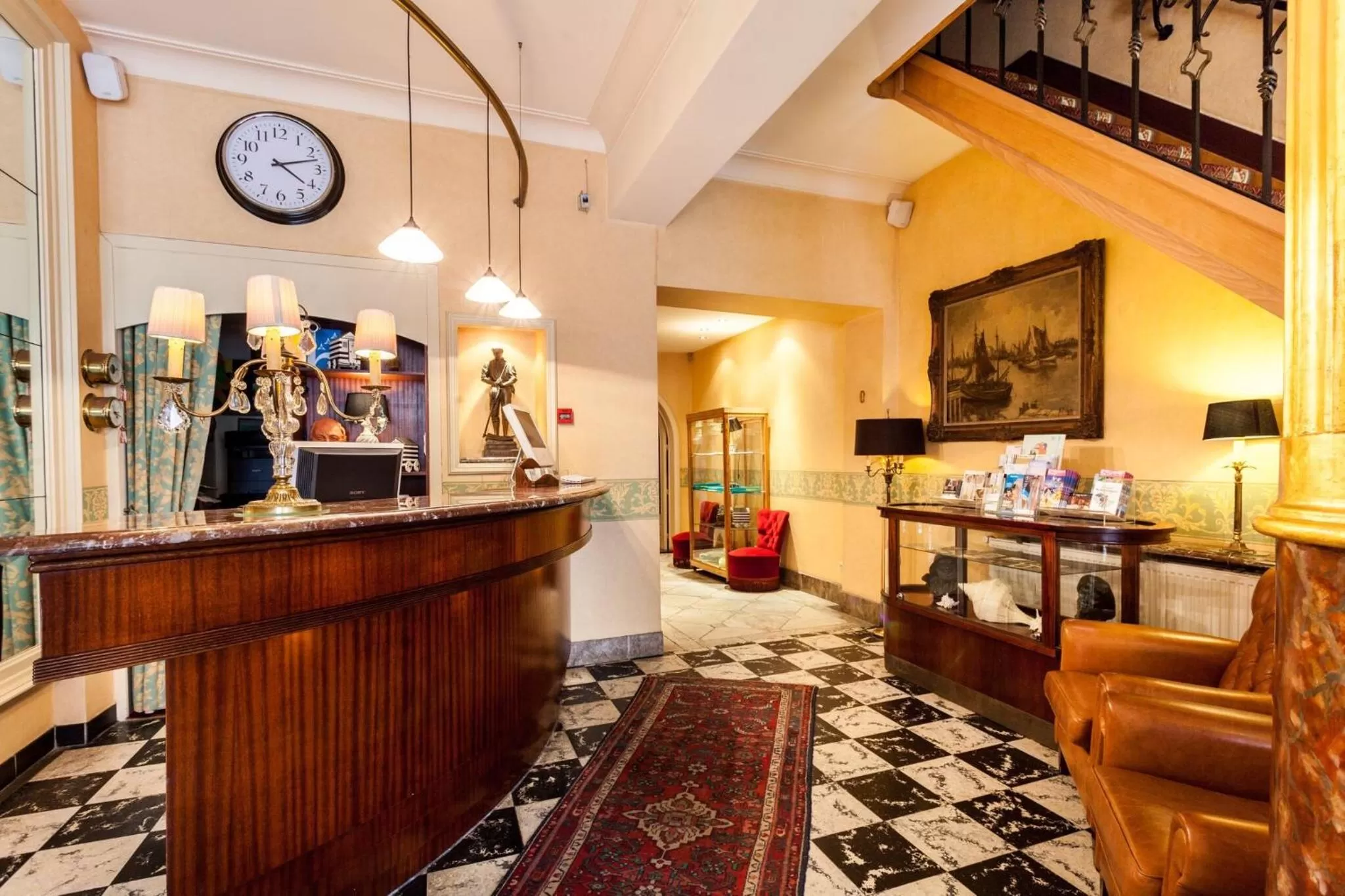 Lobby or reception in Avenue Hotel by F-Hotels