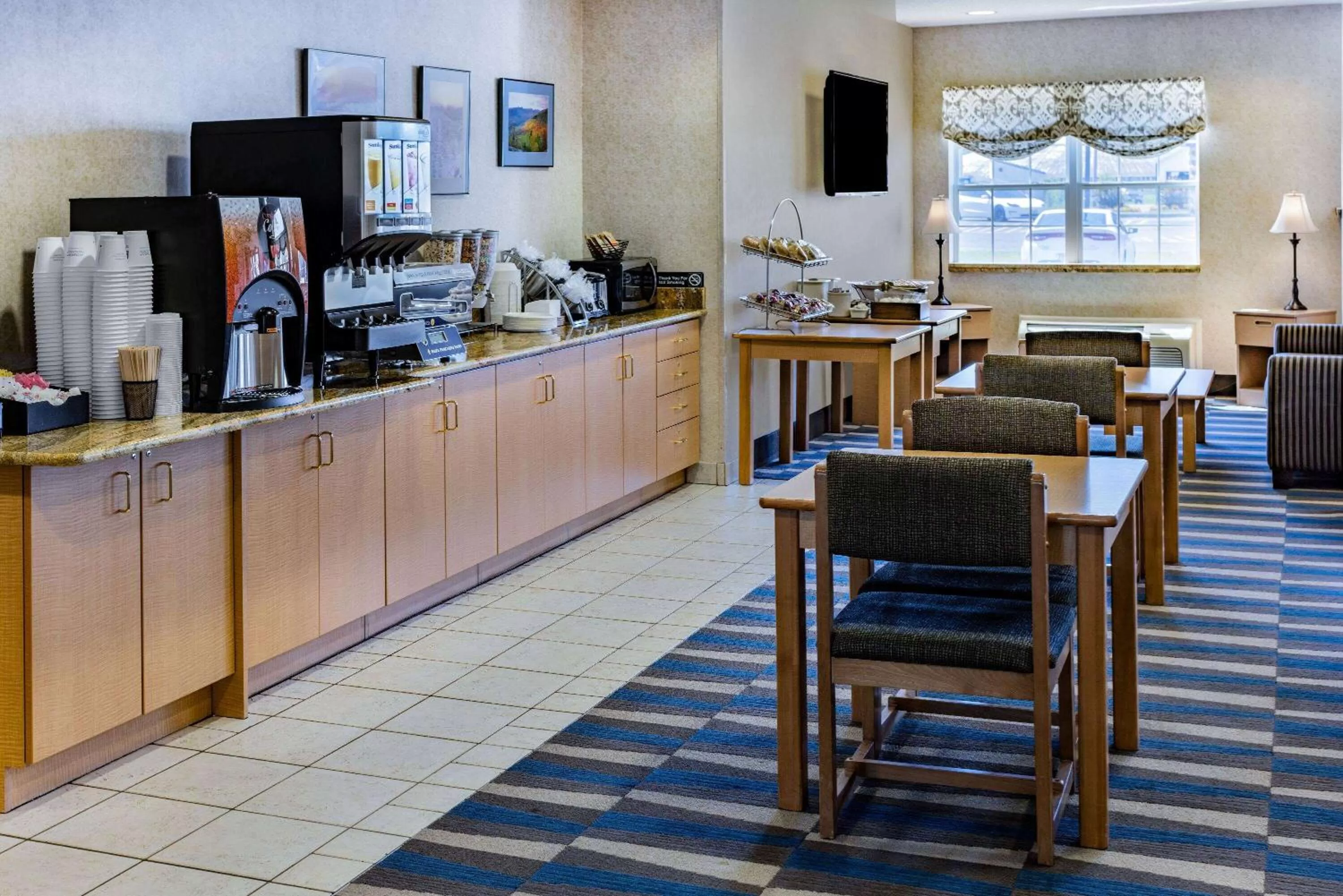 Breakfast in Microtel Inn & Suites by Wyndham Plattsburgh