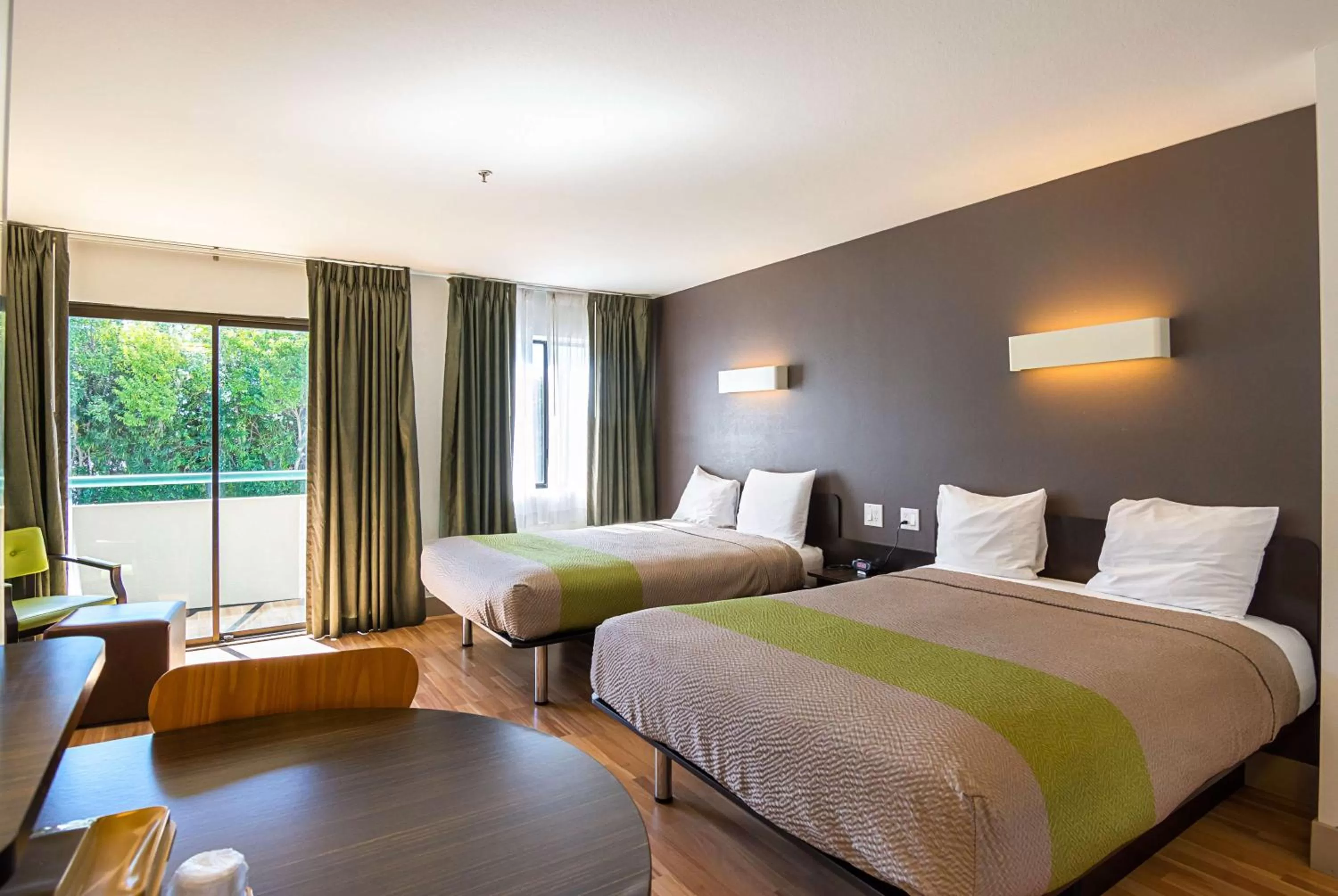 Photo of the whole room, Bed in Studio 6-Concord, CA