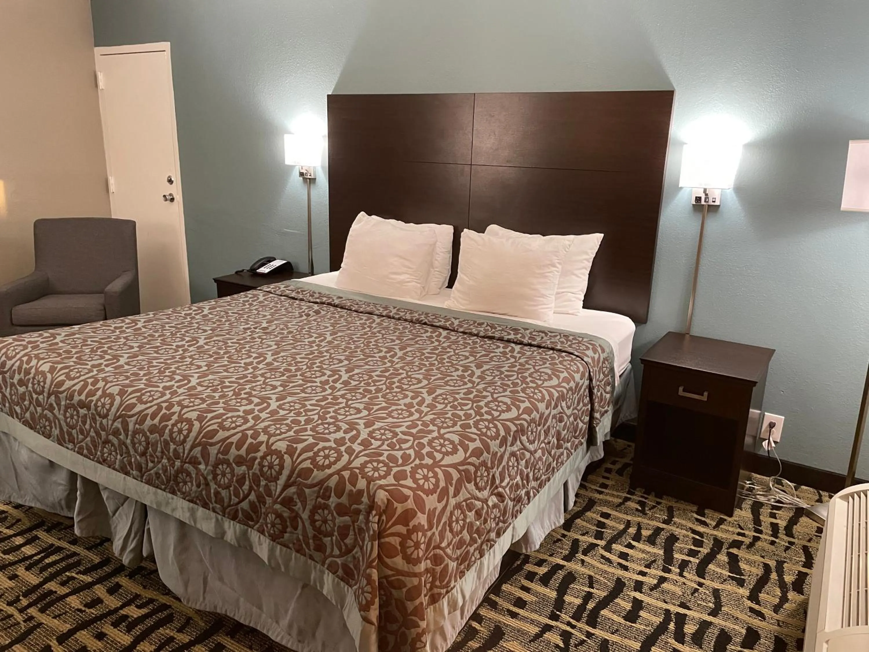 Bed in Days Inn & Suites by Wyndham Collierville Germantown Area