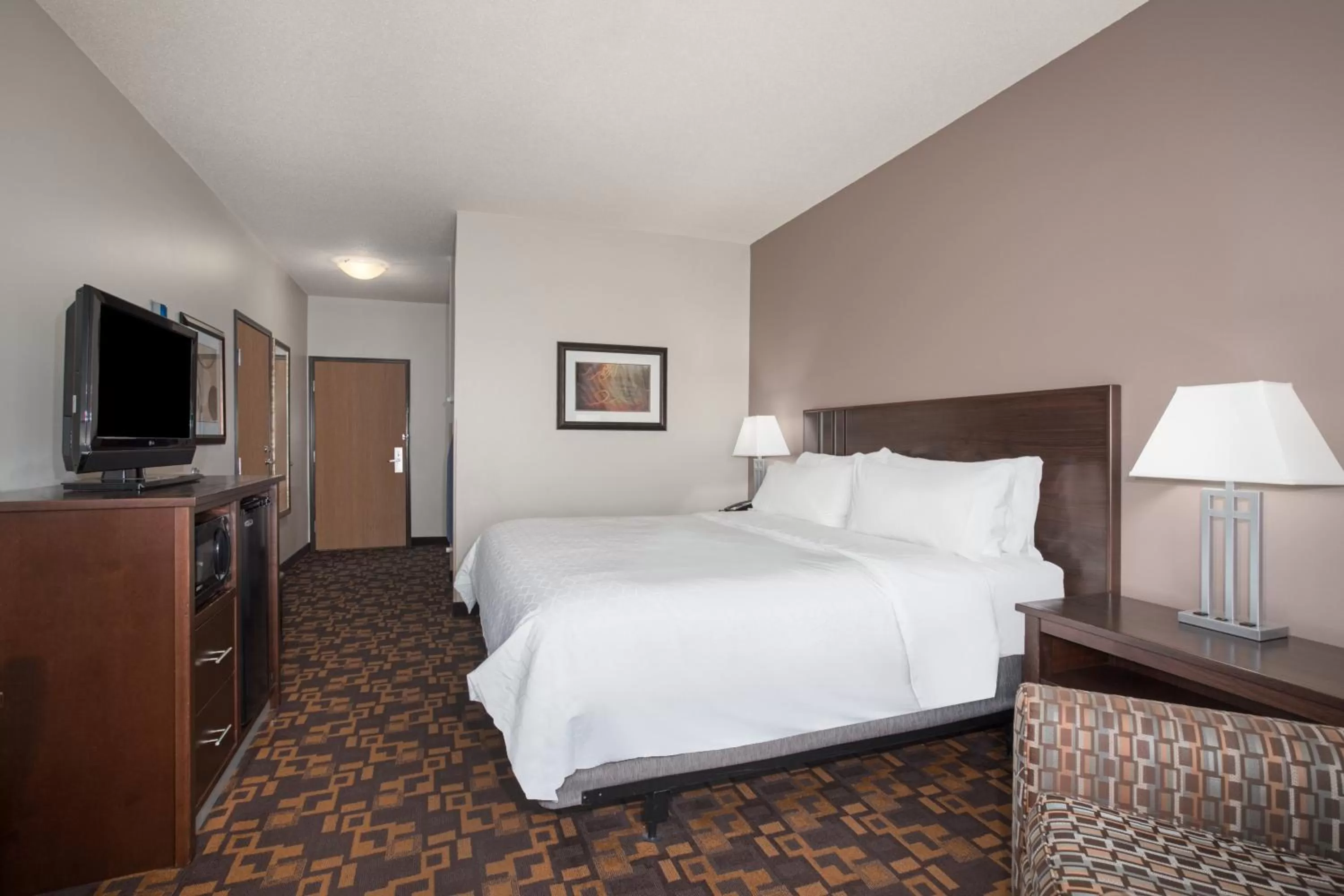 Photo of the whole room, Bed in Holiday Inn Express & Suites Yankton by IHG